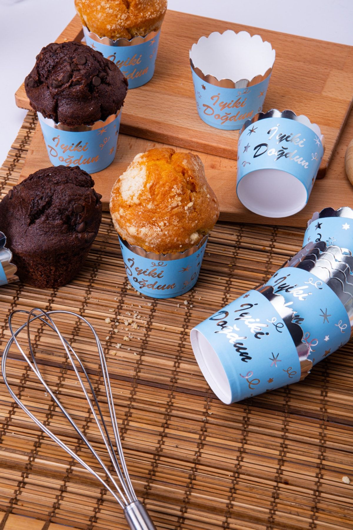 Huzur Party Store Gümüş Yaldızlı Mavi 12'li Kek Kalıbı Iyiki Doğdun Yazılı Fırında Dağılmayan 6.5x5 Cm Muffin Cupcake