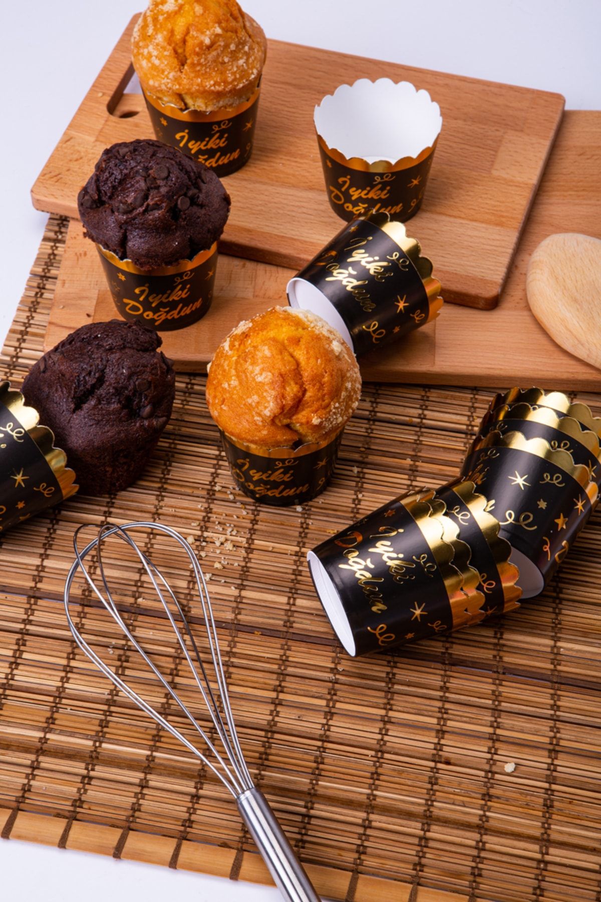 Huzur Party Store Gold Yaldızlı Siyah 12'li Kek Kalıbı Iyiki Doğdun Yazılı Fırında Dağılmayan 6.5x5 Cm Muffin Cupcake