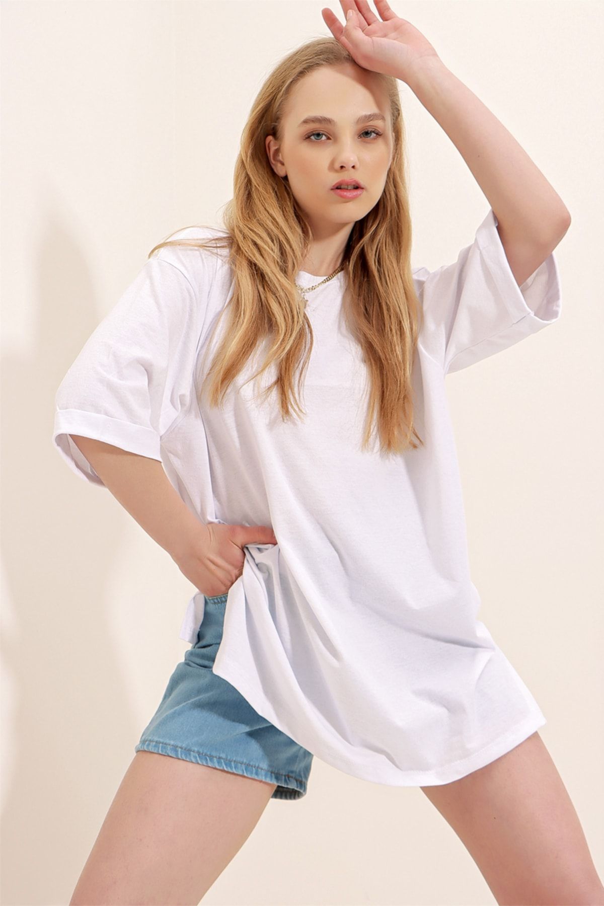 Trend Alaçatı Stili Kadın Beyaz Bisiklet Yaka Duble Kol Oversize Pamuklu Basic T-Shirt ALC-X8088