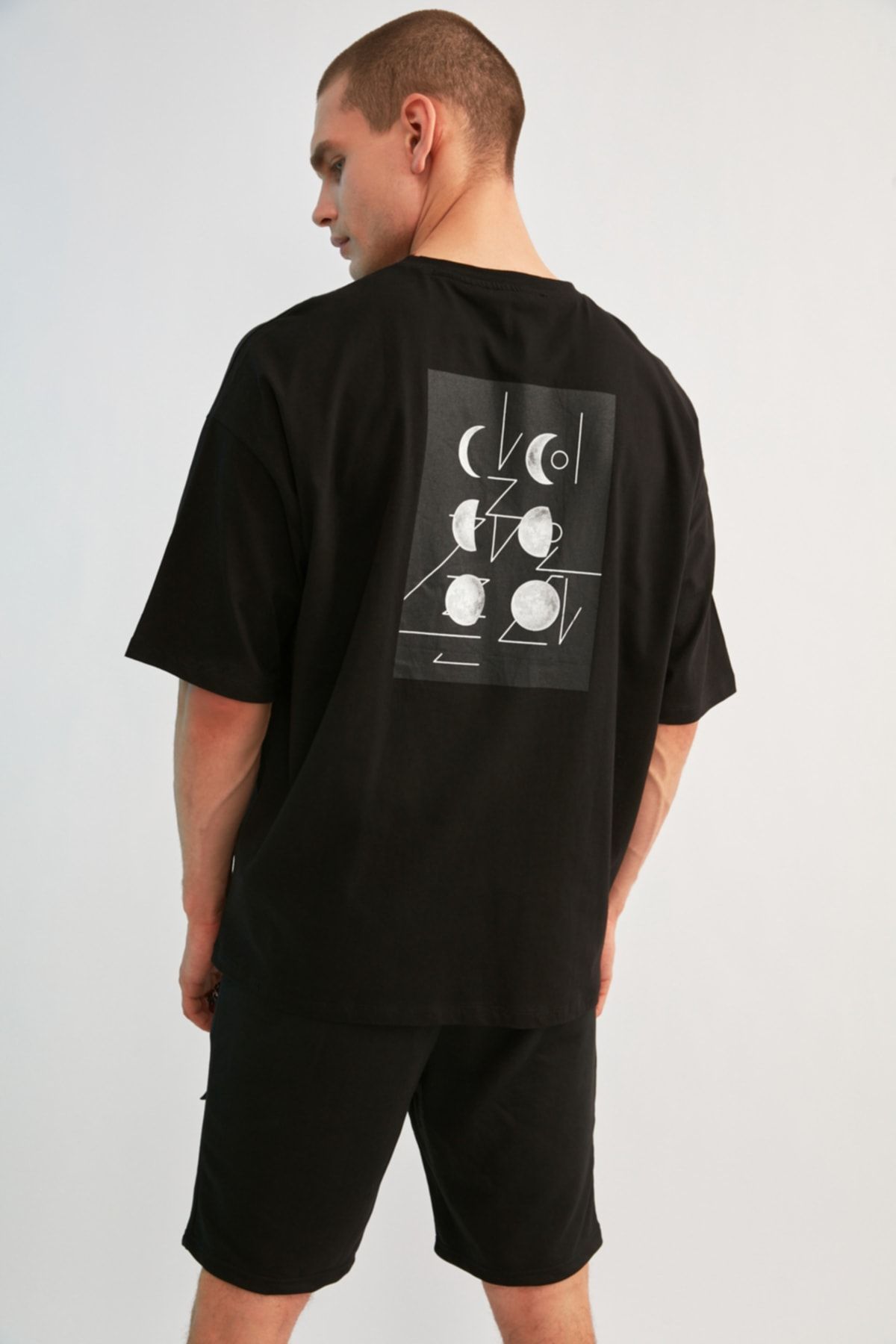 TRENDYOL MAN Siyah  Oversize/Geniş Kesim Kısa Kol Uzay Baskılı %100 Pamuk T-Shirt TMNSS21TS0617
