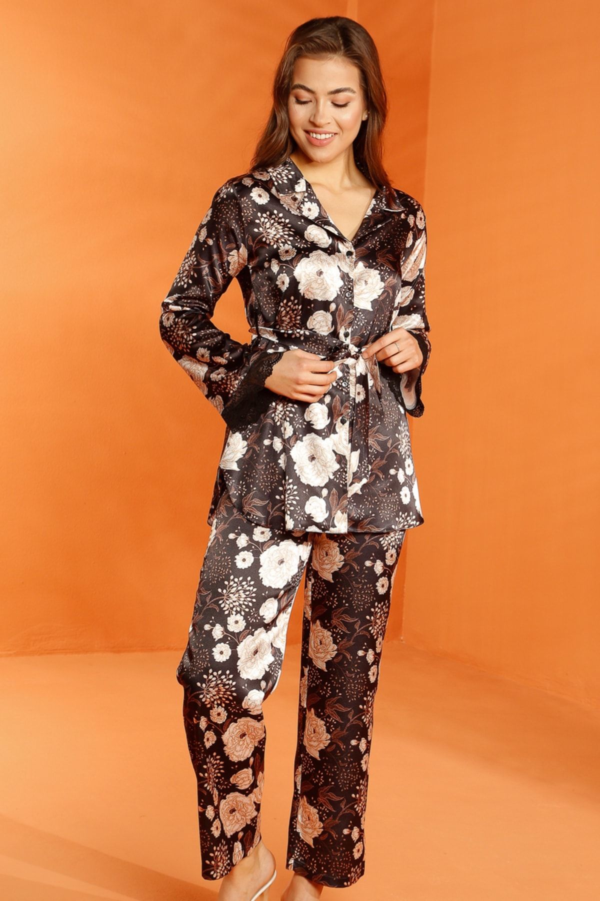 Barina Pijama Siyah Çiçek Desenli Önden Düğmeli Saten Pijama Takım