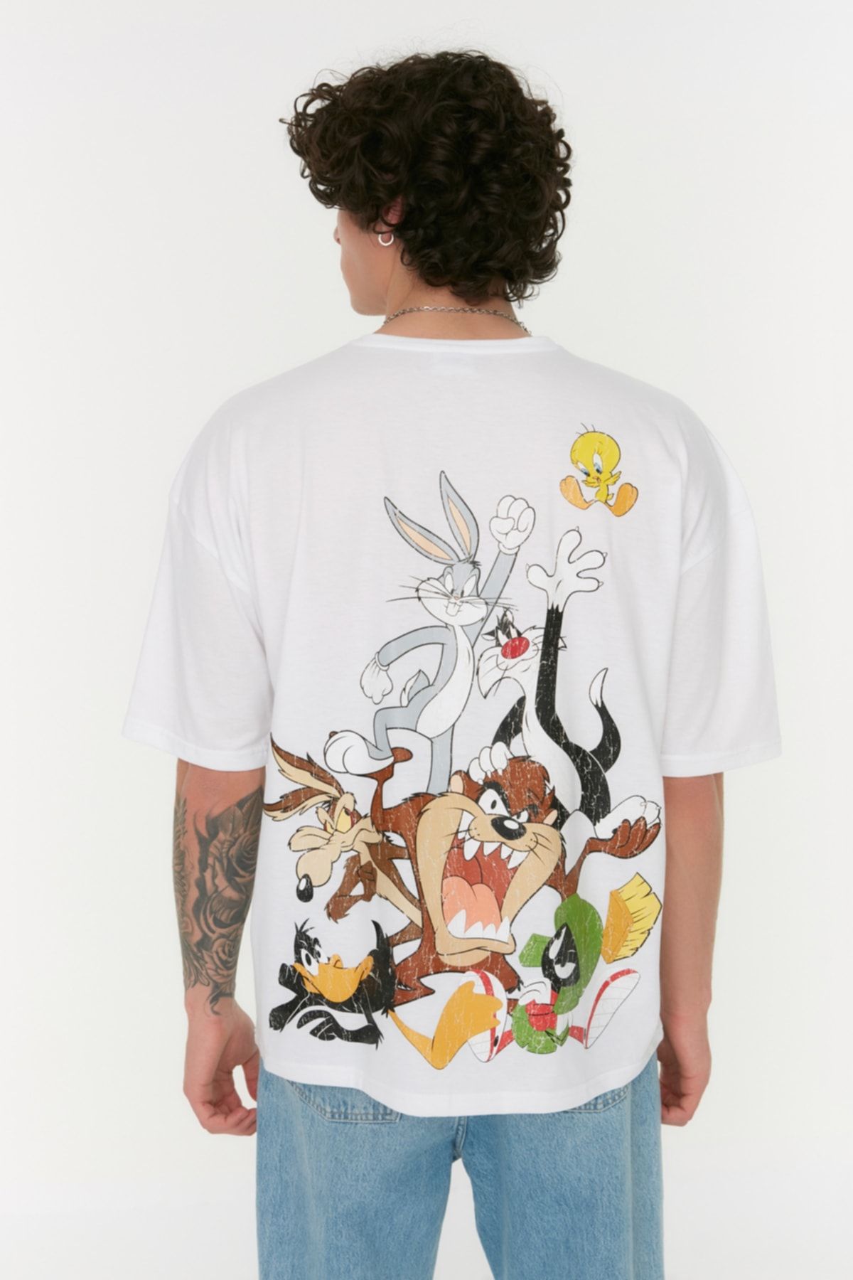 TRENDYOL MAN Beyaz   Oversize/Geniş Kesim Bisiklet Yaka Looney Tunes Baskılı Lisanslı T-Shirt TMNSS22TS0089