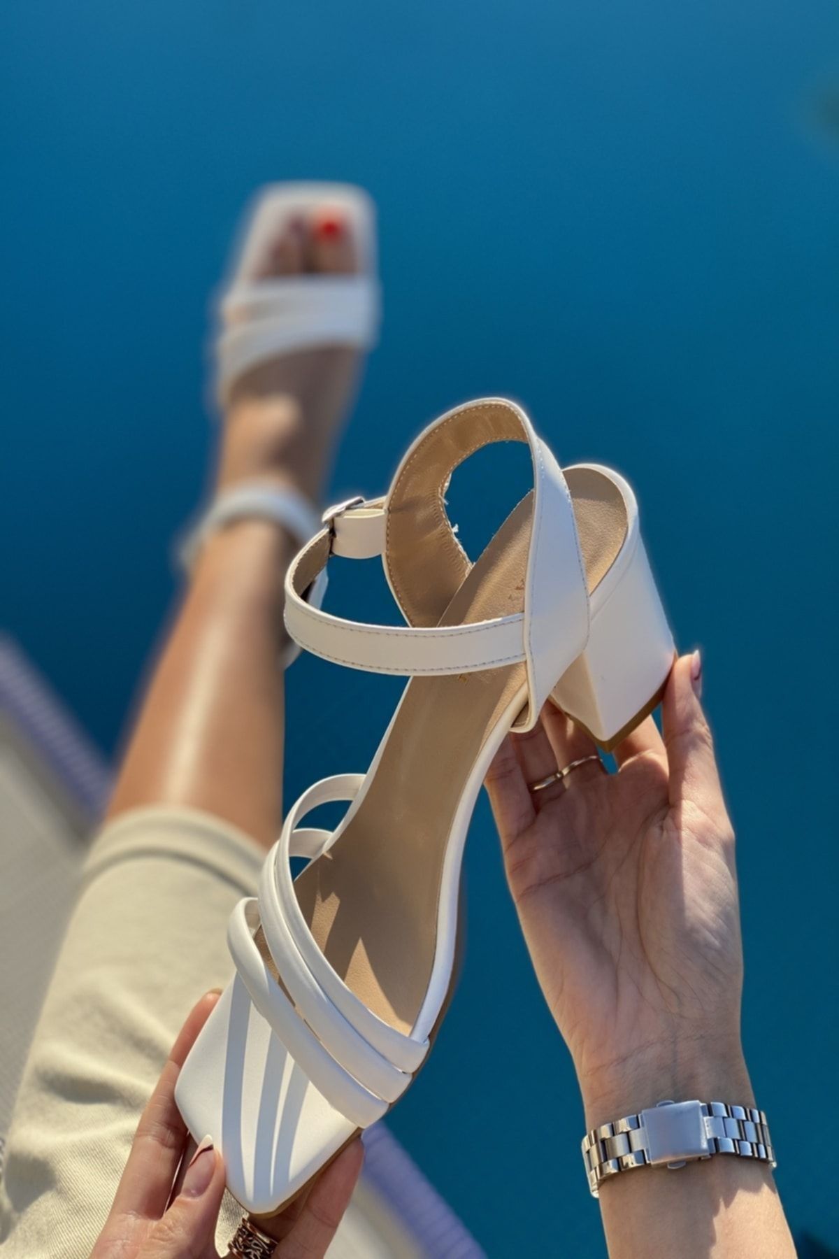 İnan Ayakkabı Kadın Beyaz Renk Üç Bant Ve Bilekten Kemer Detaylı Topuklu Ayakkabı 6 Cm Topuk