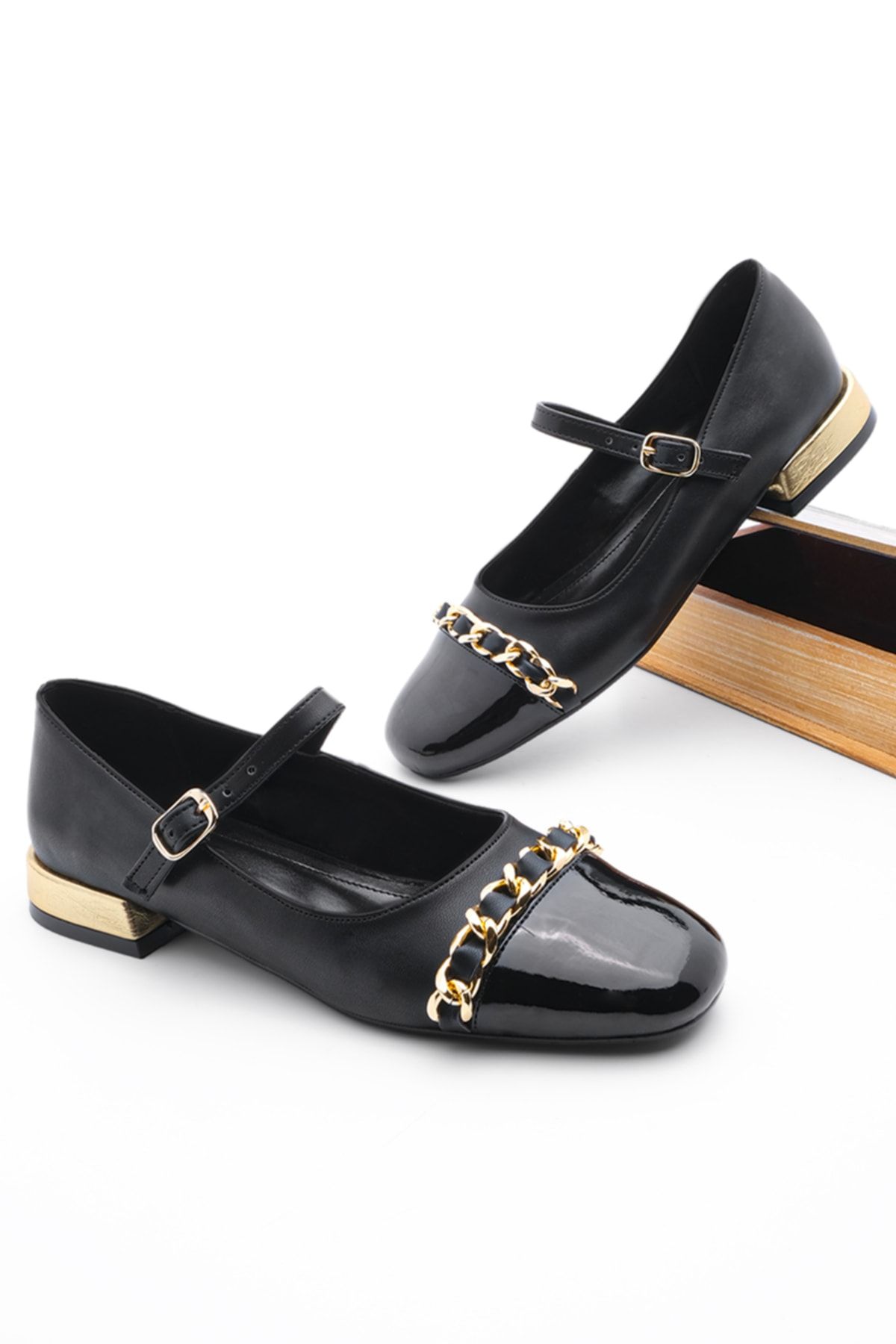 Marjin Kadın Günlük Ayakkabı Altın Renk Detaylı Topuk Zincirli Küt Burun Resva Siyah