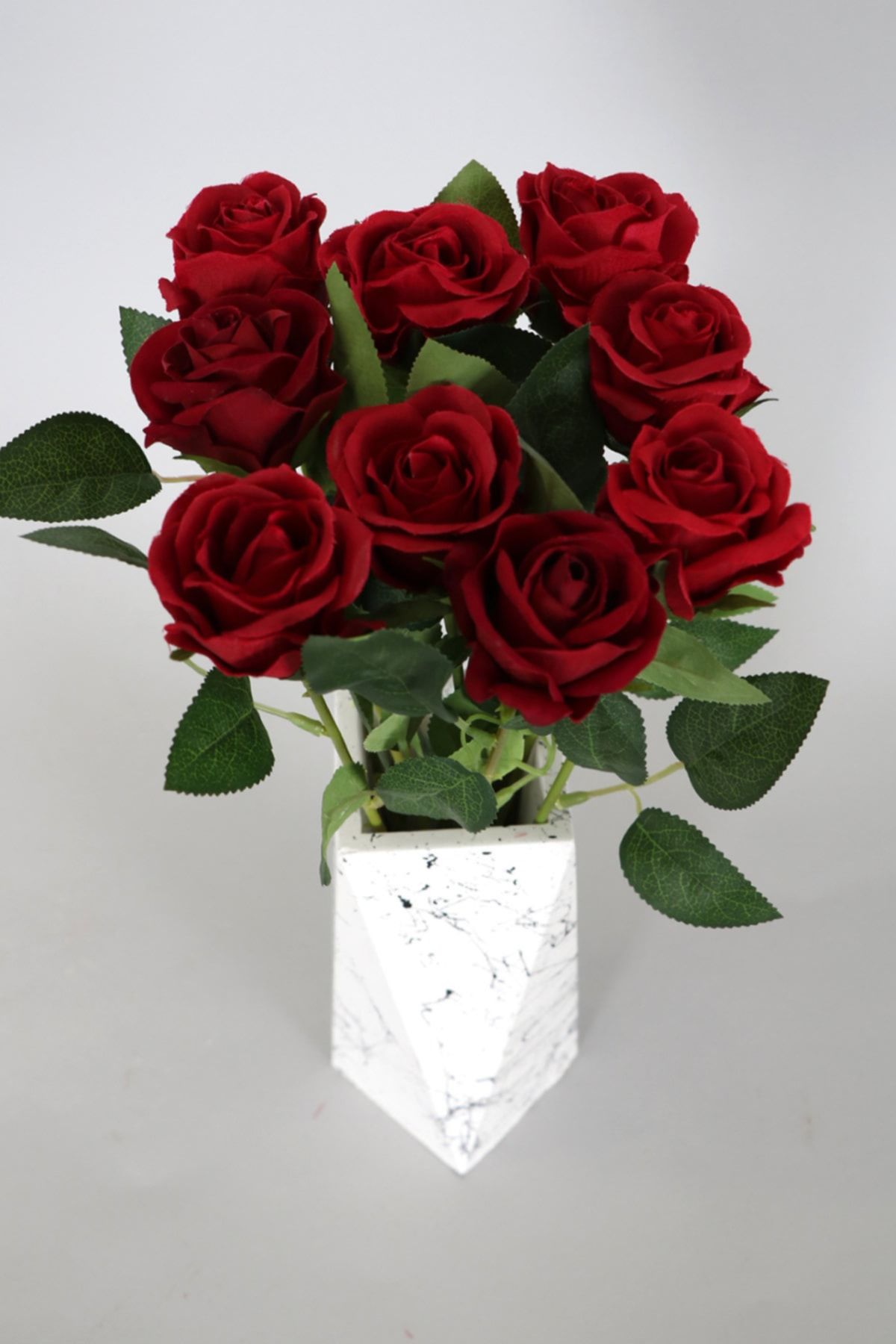 Yapay Çiçek Deposu Mermer Desenli Prizmatik Beyaz Vazoda 9 Dallı Kadife Gül Demeti Kırmızı 40 Cm