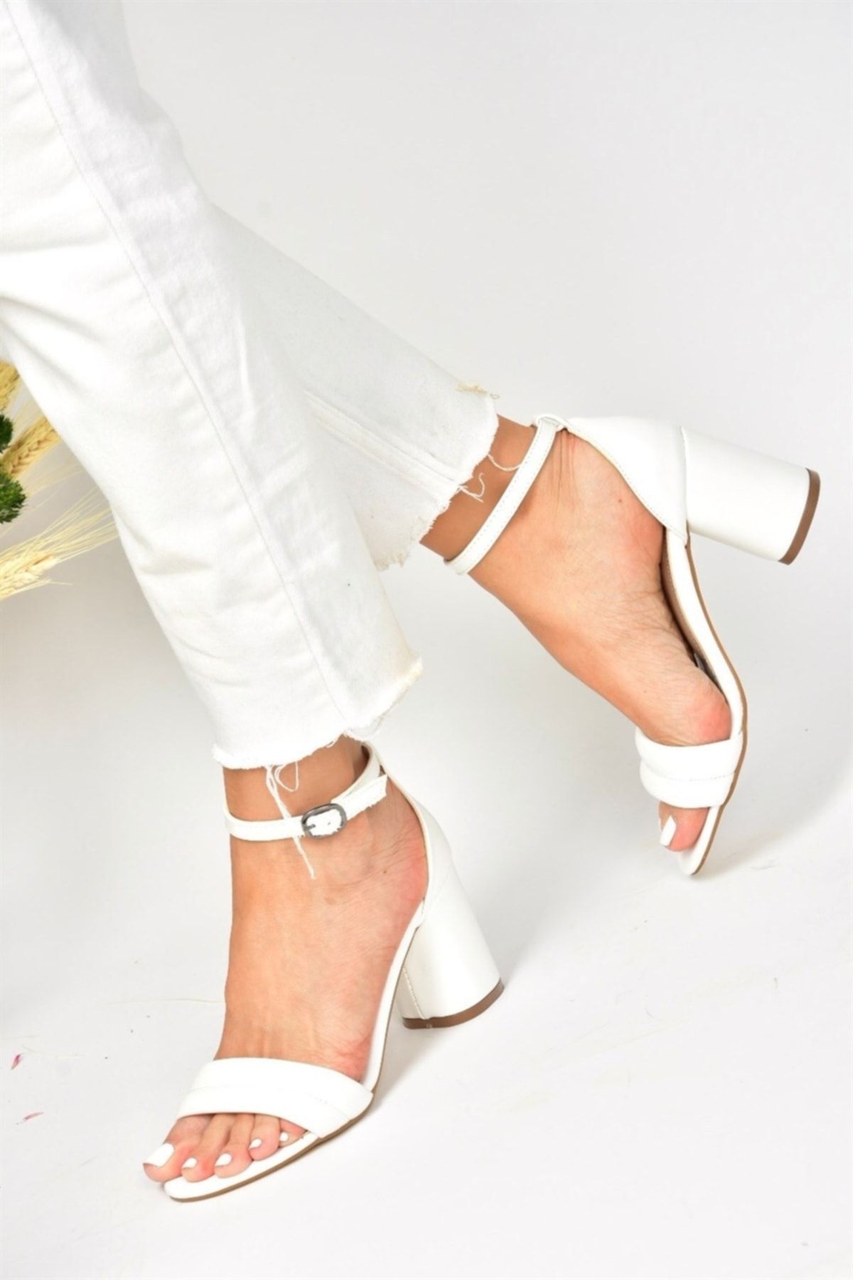 Fox Shoes Beyaz Tek Bant Kalın Topuklu Kadın Ayakkabı M518190309