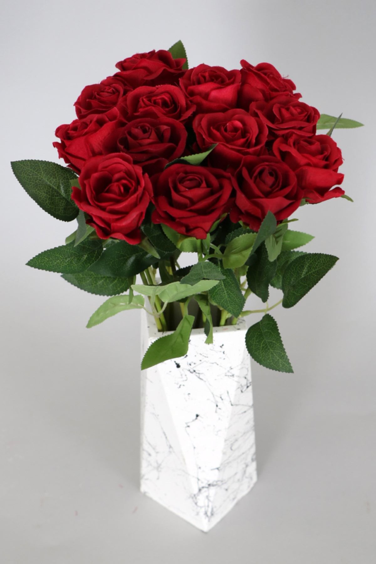 Yapay Çiçek Deposu Mermer Desenli Prizmatik Beyaz Vazoda 13 Dallı Kadife Gül Demeti Kırmızı 40 Cm