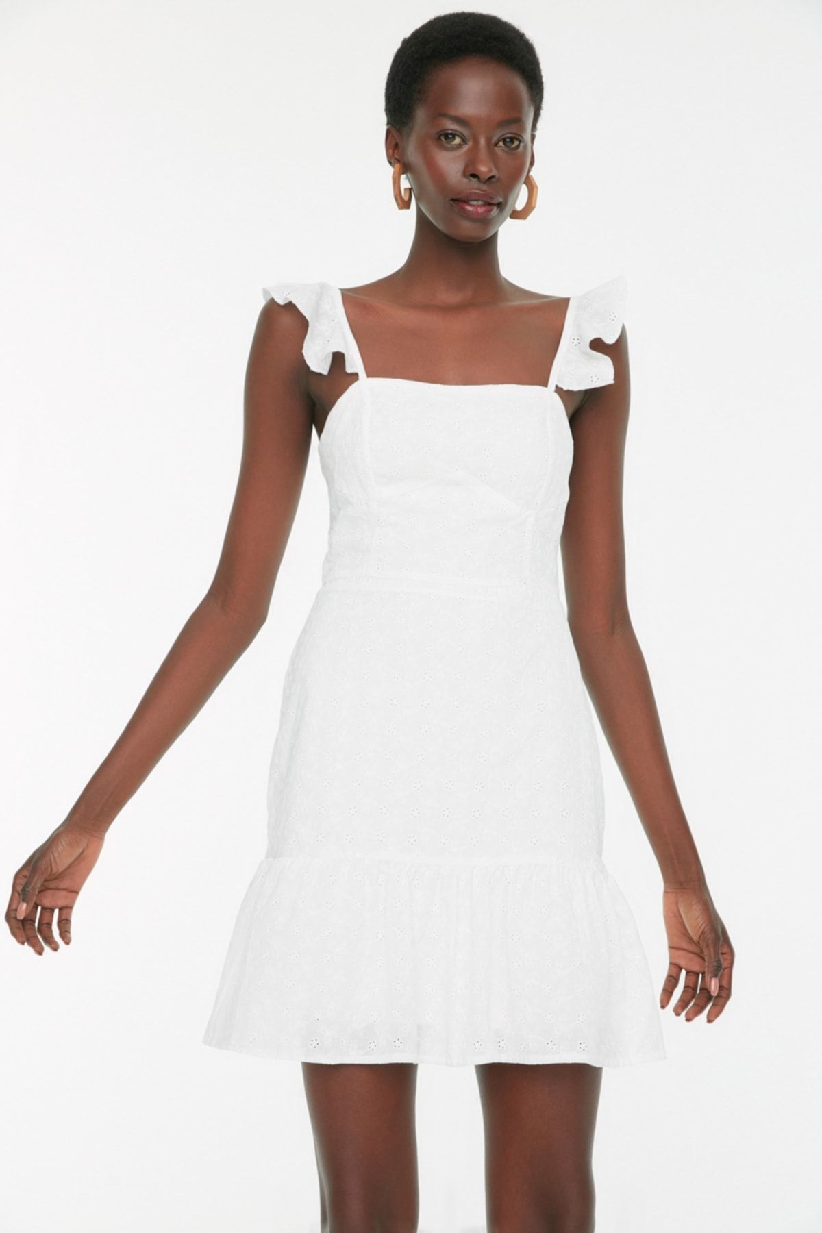 TRENDYOLMİLLA Beyaz A Kesim Brode Fırfırlı Mini Astarlı Dokuma Elbise TWOSS21EL3312