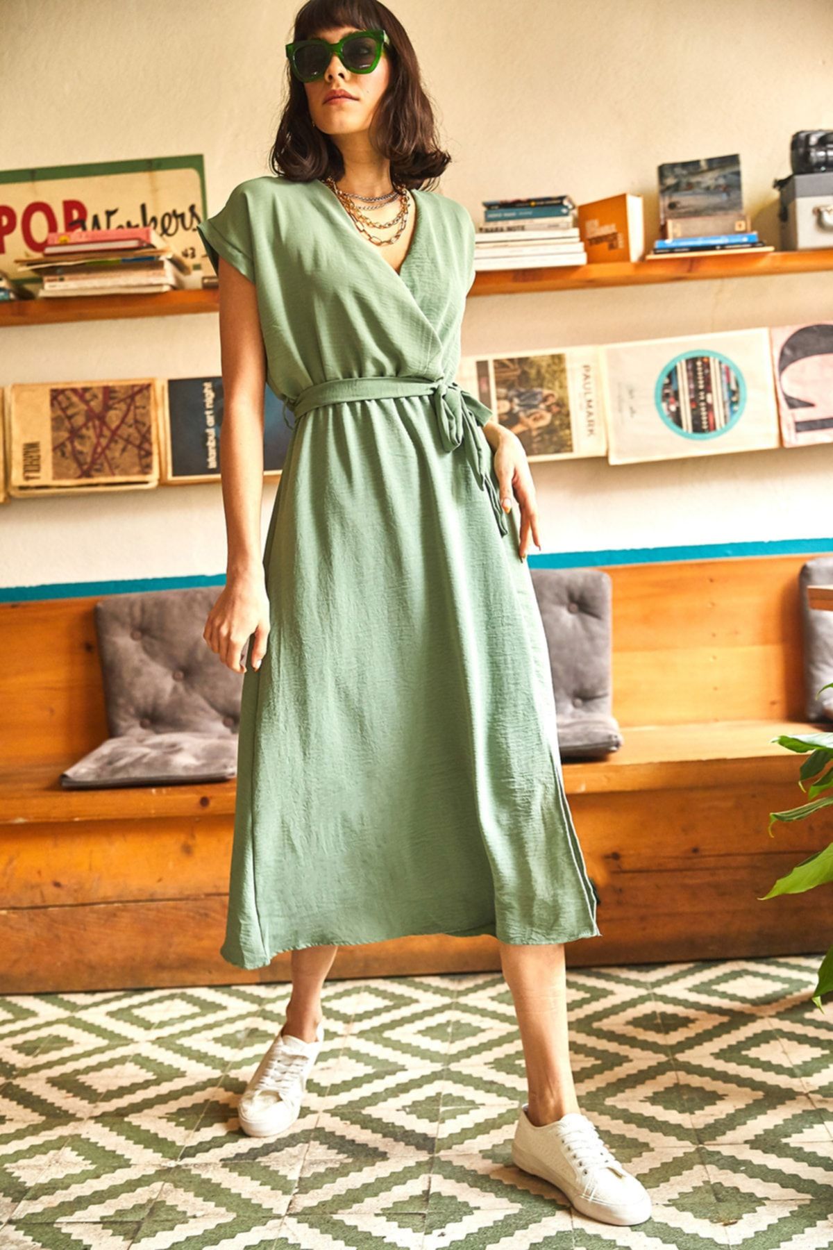 Olalook Kadın Çağla Yeşili Kruvaze Kuşaklı Yırtmaçlı Dokuma Elbise ELB-19001690