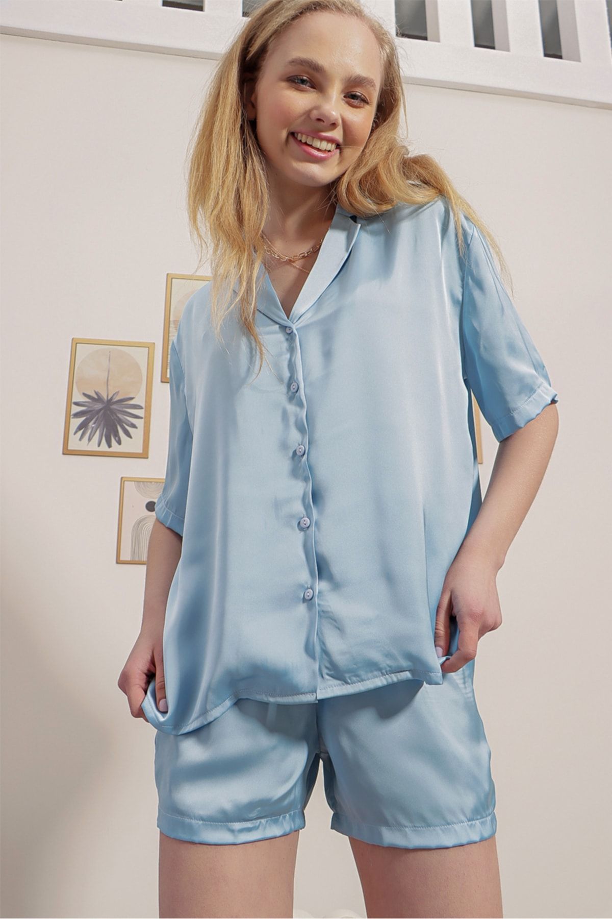 Trend Alaçatı Stili Kadın Parlak Mavi V Yaka Üst Gömlek Ve Şort Saten Pijama Takımı ALC-X6052
