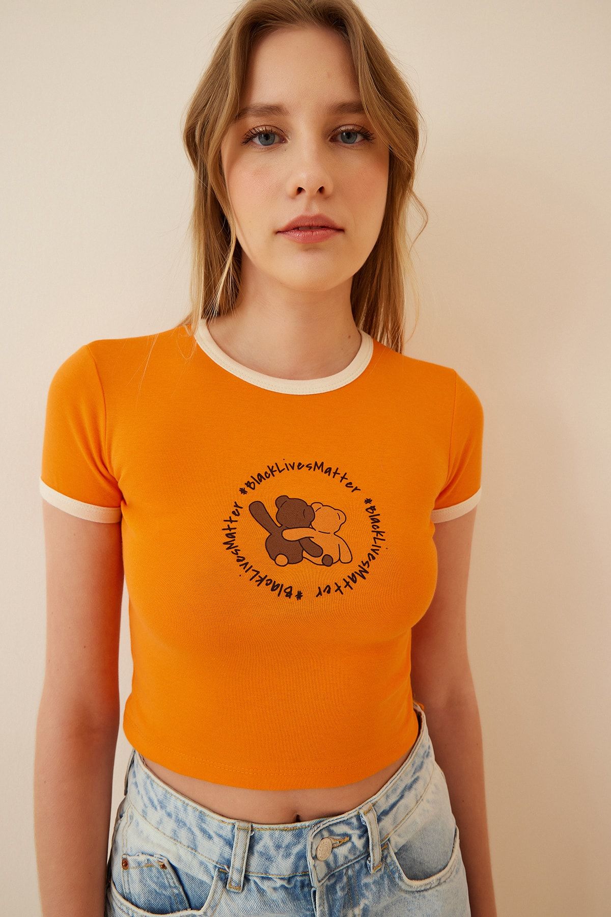 Happiness İstanbul Kadın Oranj Ayıcık Baskılı Crop Örme T-Shirt HF00337