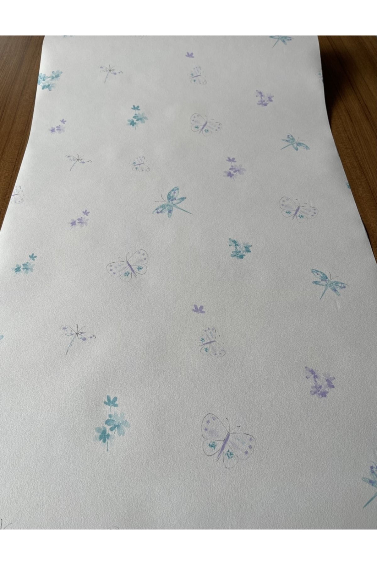 BAŞYAPI DİZAYN Beyaz Zemin Üzeri Mavi-mor Kelebek Desenli Ithal Duvar Kağıdı (5m²)