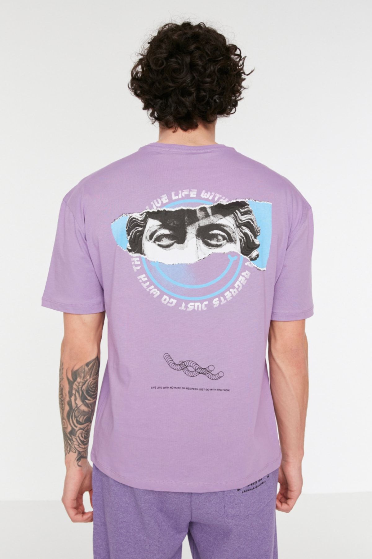 TRENDYOL MAN Lila   Relaxed/Rahat Kesim Kısa Kollu Sanatsal Baskılı %100 Pamuklu T-Shirt