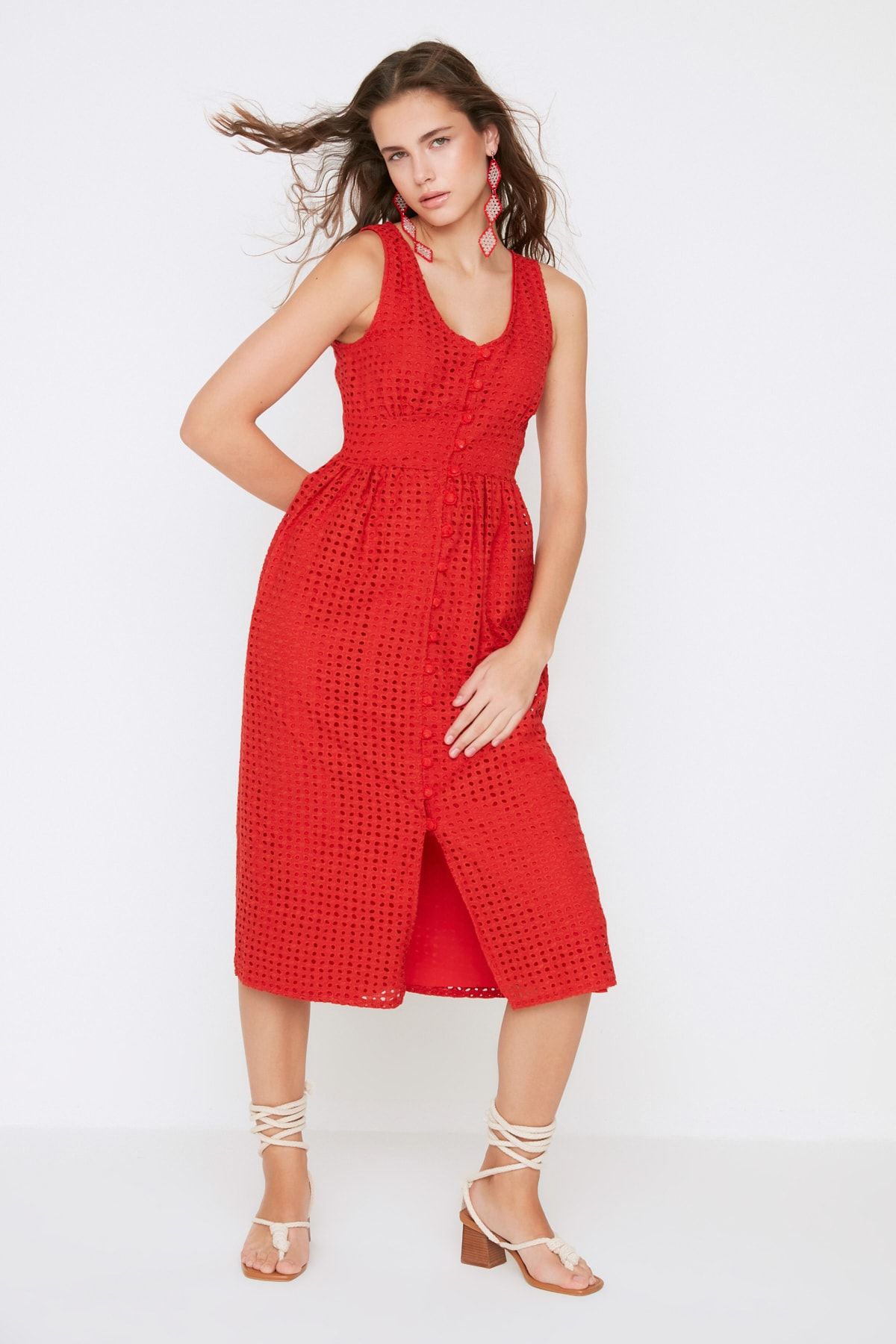 TRENDYOLMİLLA Design Kırmızı Düğmeli Brode Dokuma Elbise  TWOSS21EL3601