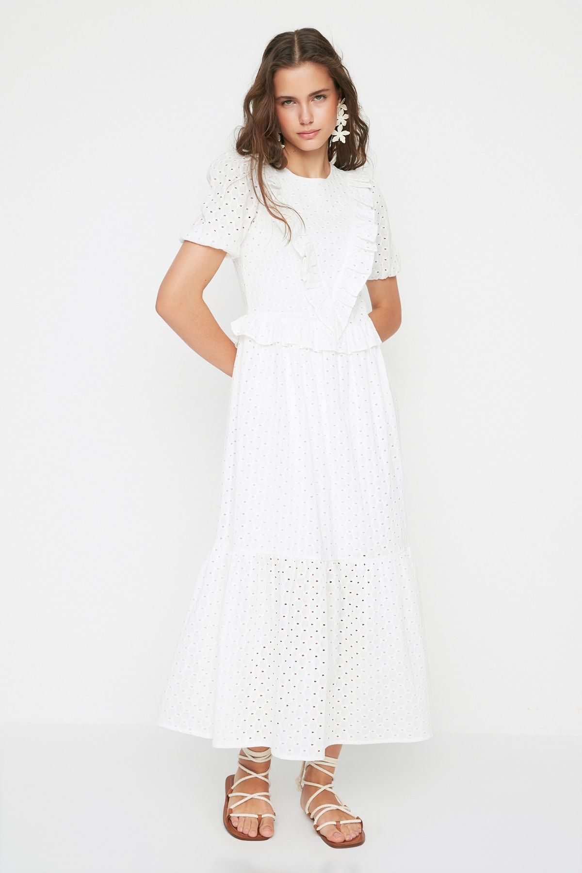 TRENDYOLMİLLA Design Beyaz Fırfırlı Brode Dokuma Elbise  TWOSS21EL3679