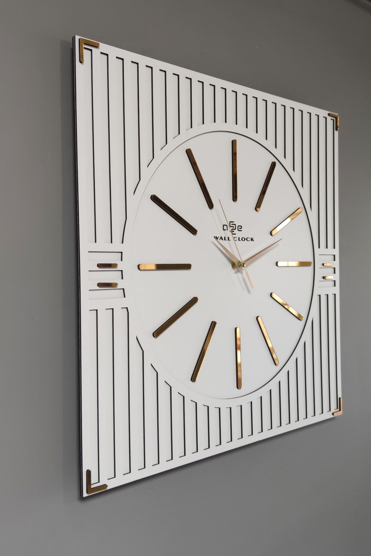 aSSe Tasarım Özel Lüx Çizgi Desenli Ayna Pleksi Dekoratif Beyaz & Gold Kare Duvar Saati 50x50cm