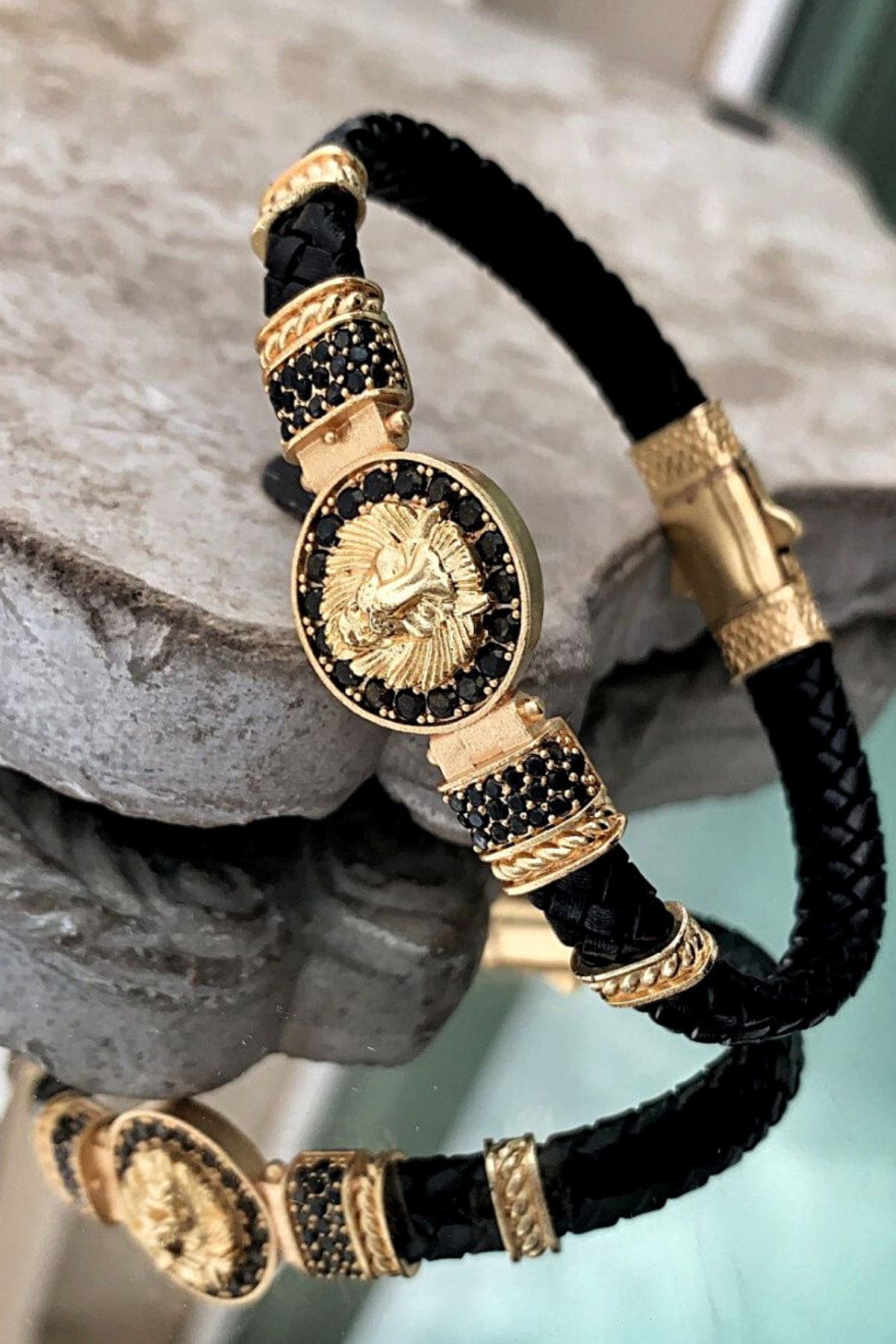 Belleda Aslan Figürlü Gold Siyah Renkli Hakiki Deri Zirkon Taşlı Erkek Bileklik