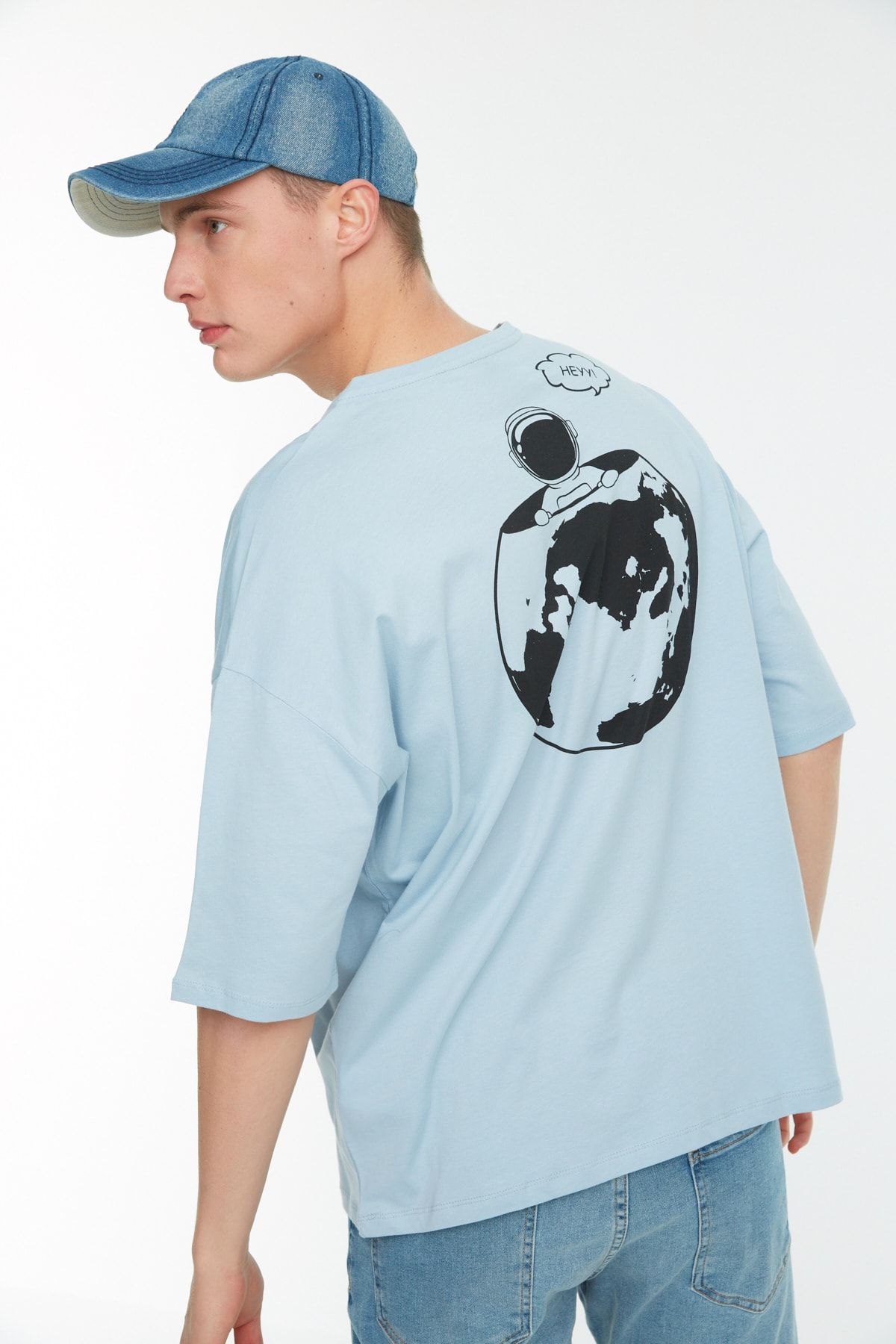 TRENDYOL MAN Mavi Erkek Oversize %100 Pamuklu Uzay Baskılı T-Shirt TMNSS21TS0750