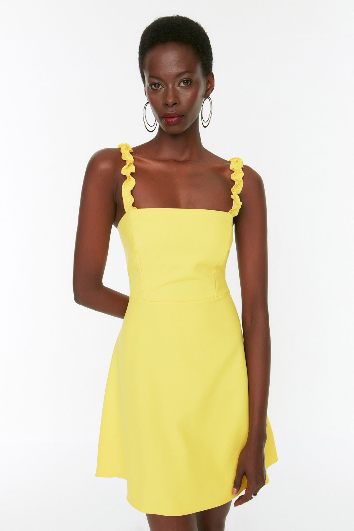 TRENDYOLMİLLA Sarı A Kesim Kare Yaka Askı Detaylı Mini Dokuma Elbise TWOSS22EL2175