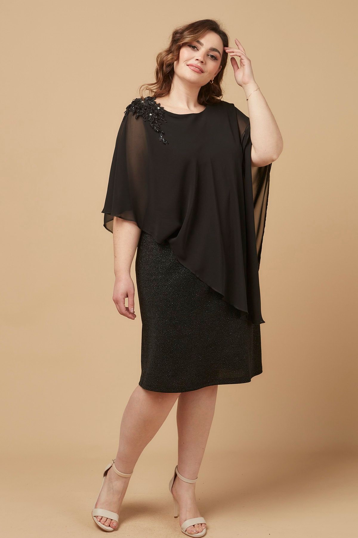 Moda Alba Siyah Kısa Pelerinli Çiçek Nakışlı Büyük Beden Simli Esnek Kumaş Elbise