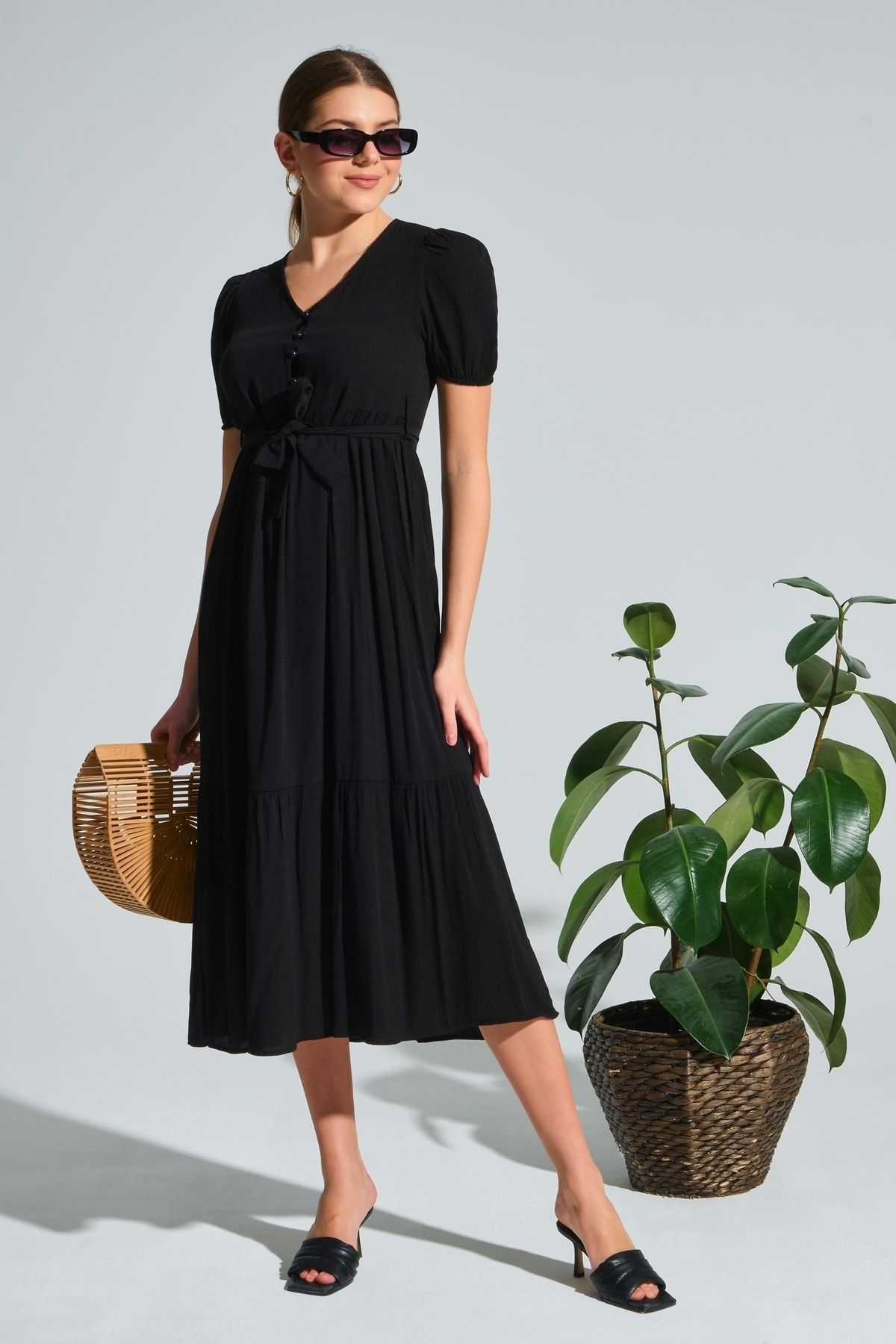 MD trend Kadın Siyah Kuşaklı Düğmeli Prenses Kollu Kat Kat Volanlı Uzun Yazlık Elbise