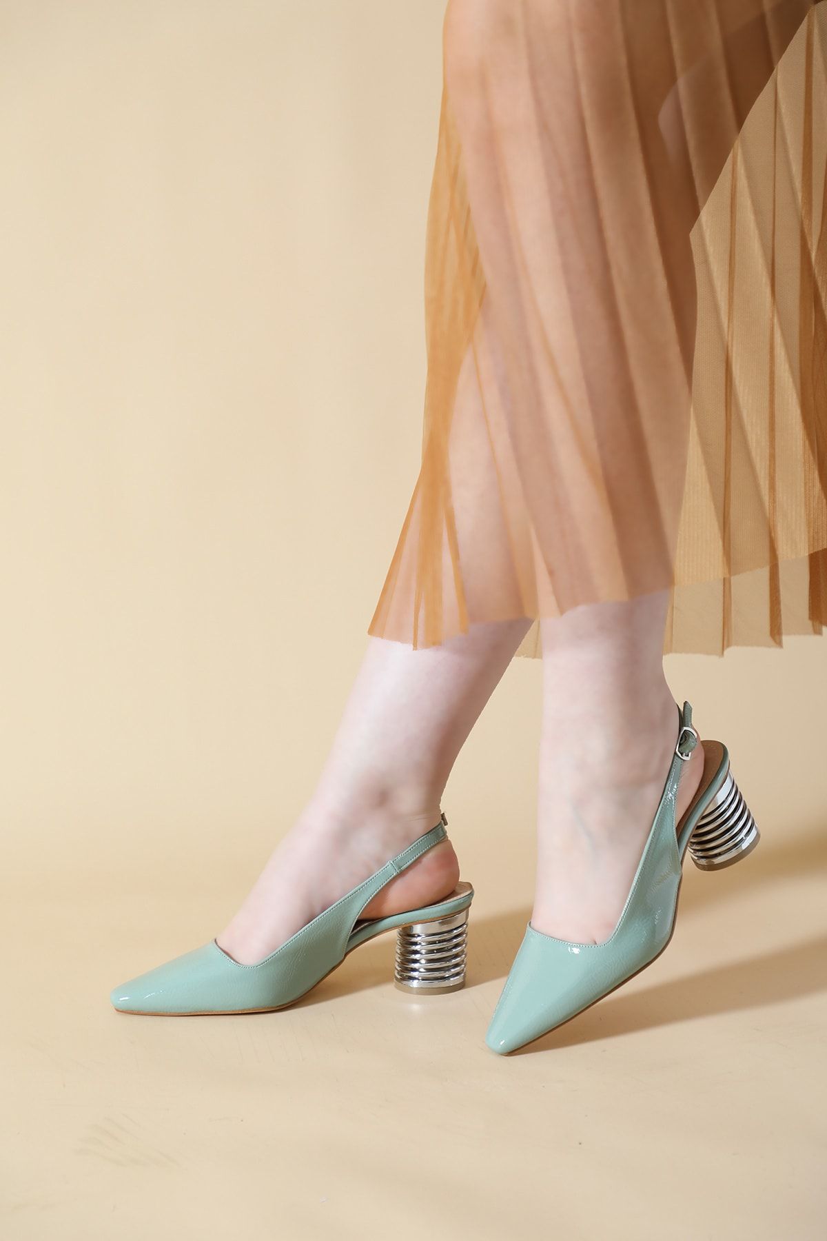 ALTINAYAK Kadın Arkası Açık Rugan Klasik Topuklu Ayakkabı