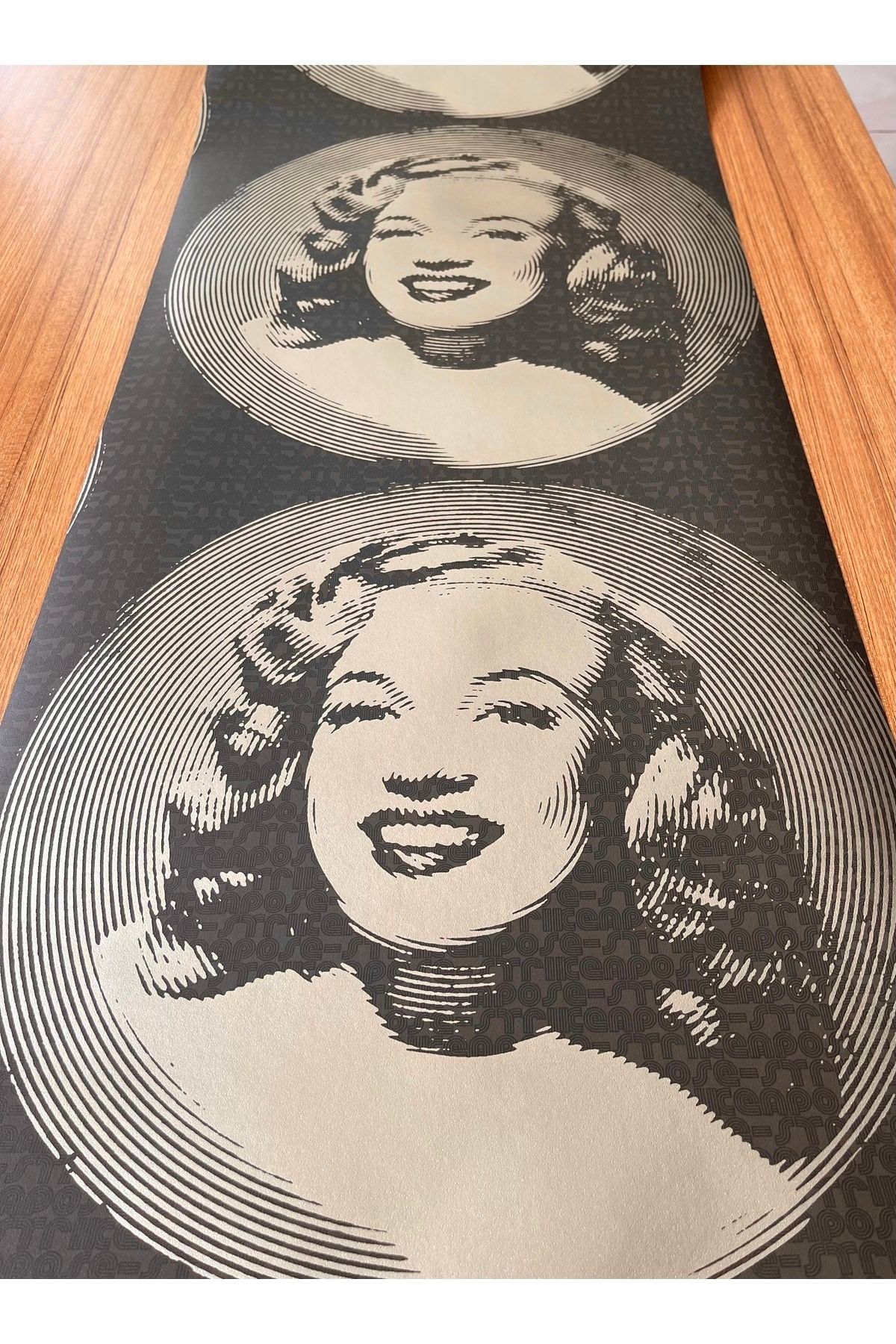 BAŞYAPI DİZAYN Siyah Zemin Üzeri Gold Marilyn Monroe Ithal Duvar Kağıdı (5m²)