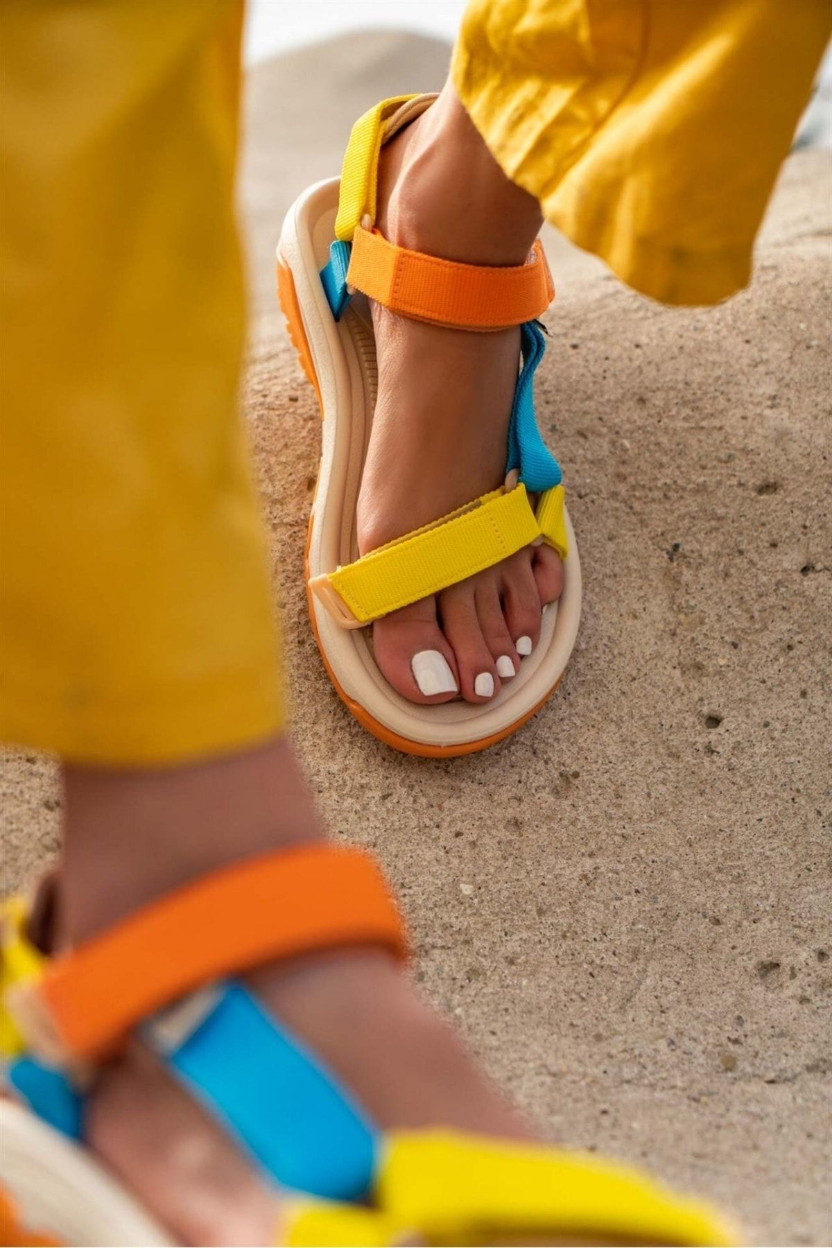 NİŞANTAŞI SHOES Step Sarı Turuncu Mavi Cırtlı Düz Taban Kadın Sandalet