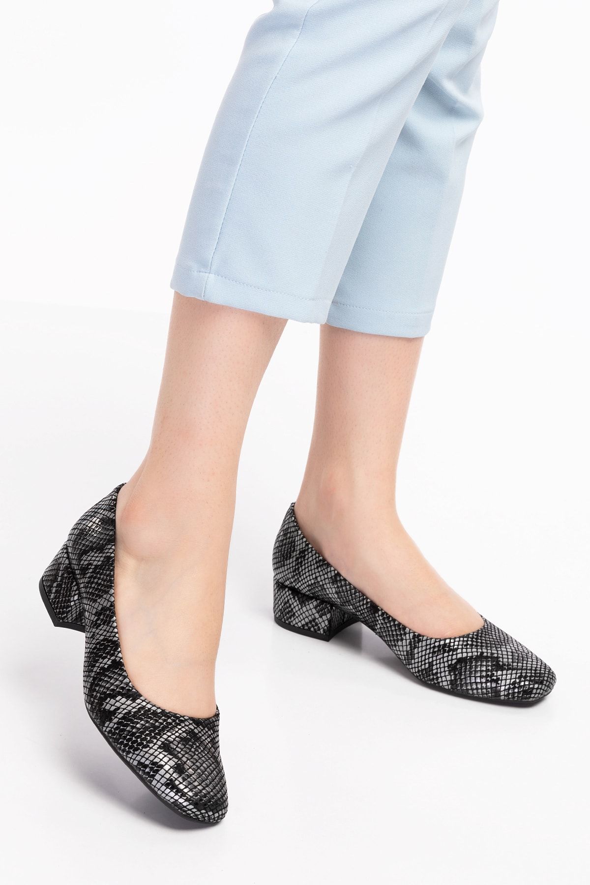 Akgün Terlik Kadın Siyah Hakiki Deri Yılan Şık Topuklu Ayakkabı