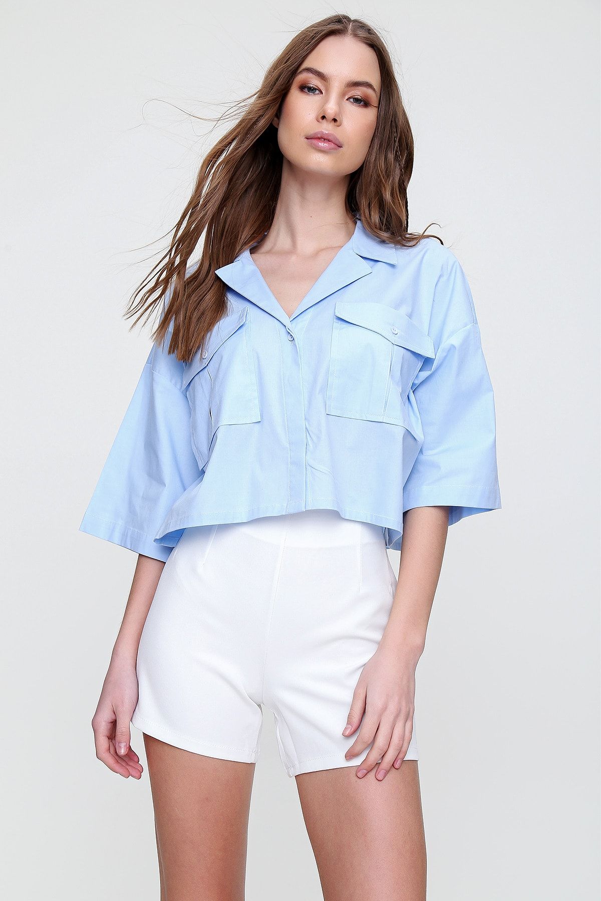 Trend Alaçatı Stili Kadın Mavi Zarf Cepli Crop Poplin Gömlek ALC-X6045