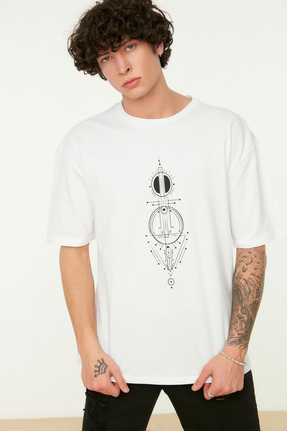 TRENDYOL MAN Siyah  Relaxed/Rahat Kesim Geometrik Baskılı %100 Pamuklu Kısa Kol T-Shirt TMNSS22TS0155