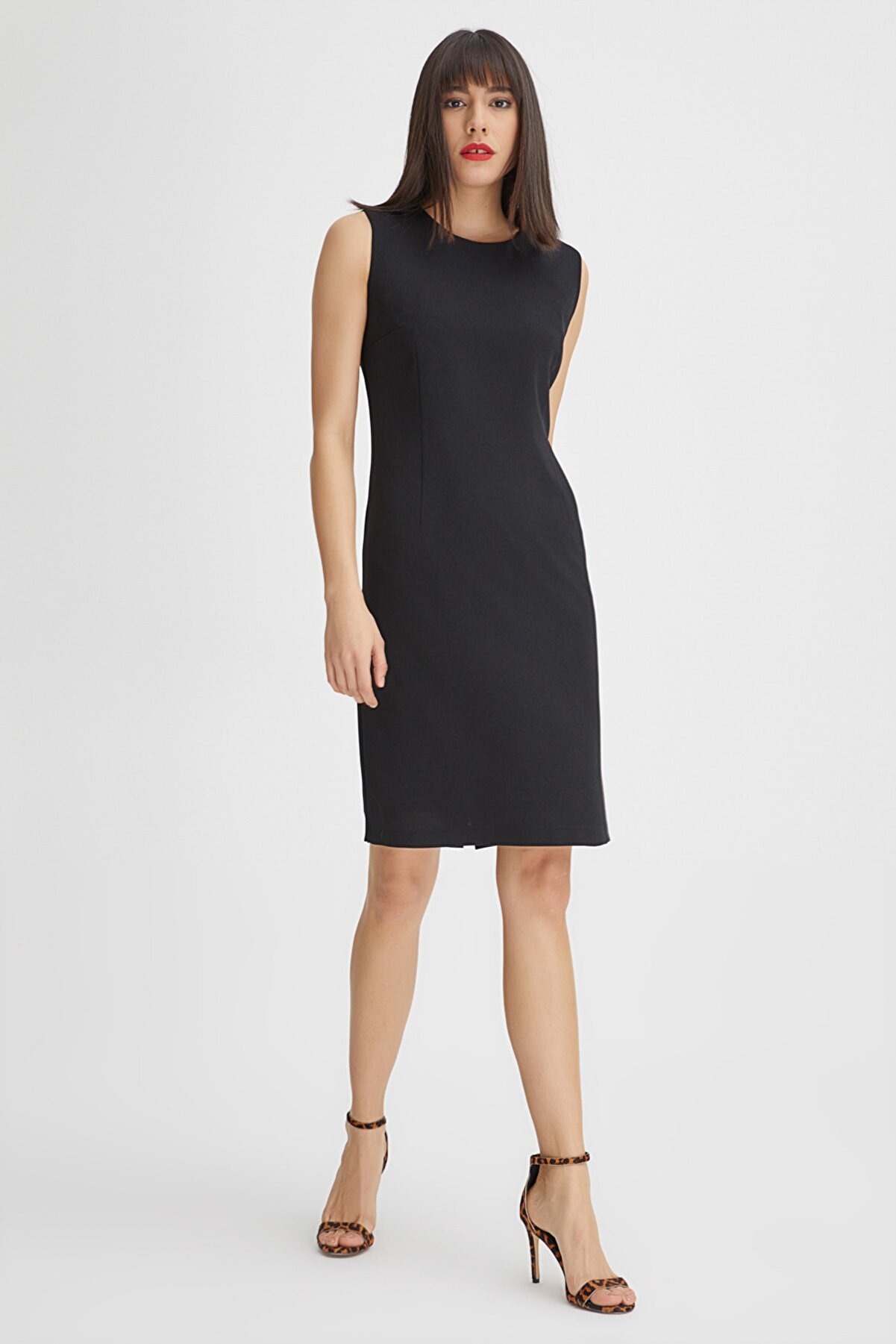 Gusto Kadın Siyah Kolsuz Klasik Jile Elbise 20YG001306