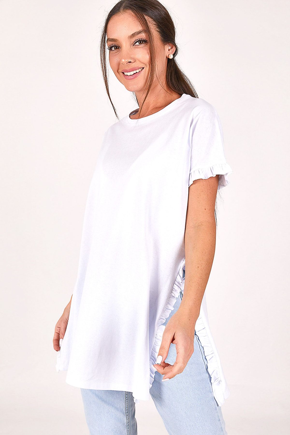 armonika Kadın Beyaz Kolu Ve Yanları Fırfırlı Oversize T-shirt ARM-22Y024009