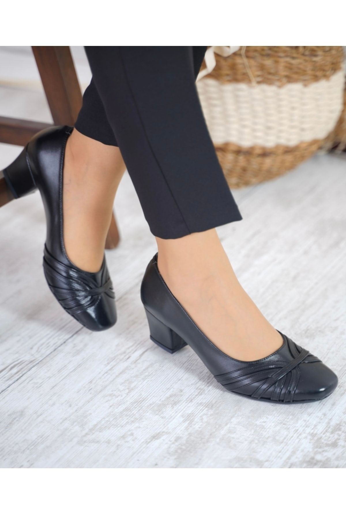 Anıl Ayakkabı Nr 8604 Kadın Siyah Küt Geniş Burun Kalın Topuklu Kadın Ayakkabı 5cm