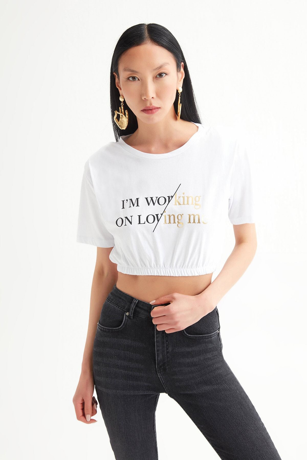 Açelya Okcu Kadın Beyaz Vatkalı Sloganlı Crop Tshirt