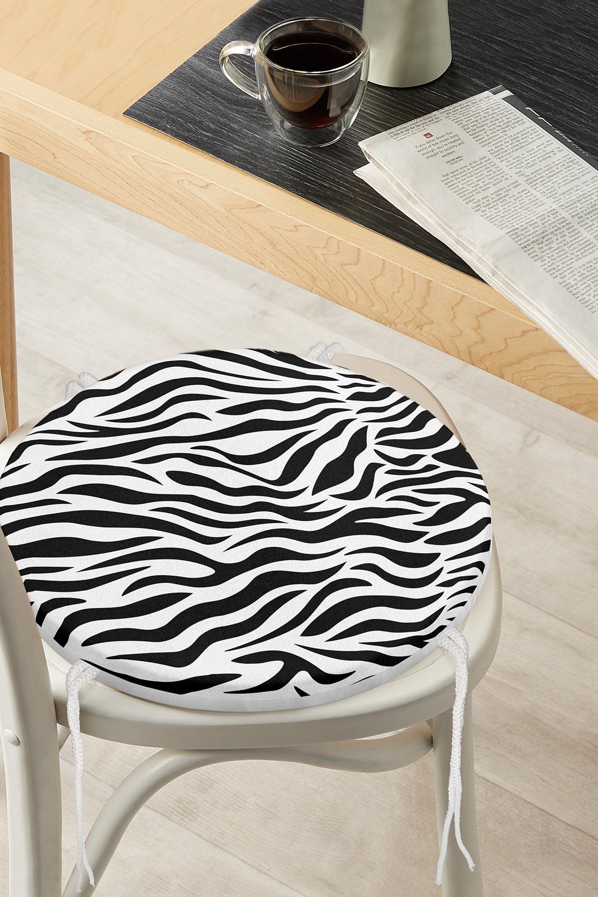 Realhomes Beyaz Zemin Üzerinde Siyah Geometrik Desenli Dijital Baskılı Yuvarlak Fermuarlı Sandalye Minderi