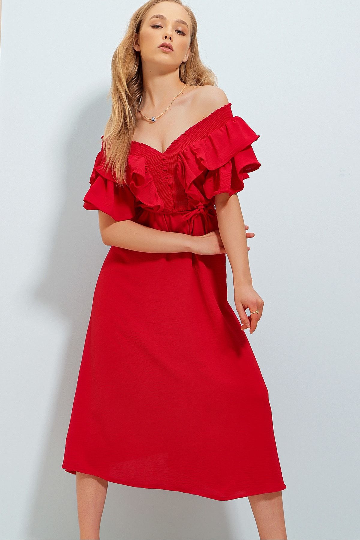 Trend Alaçatı Stili Kadın Kırmızı Yakası Gipeli Ve Volanlı Beli Kemerli Midiboy Dokuma Elbise ALC-X8559