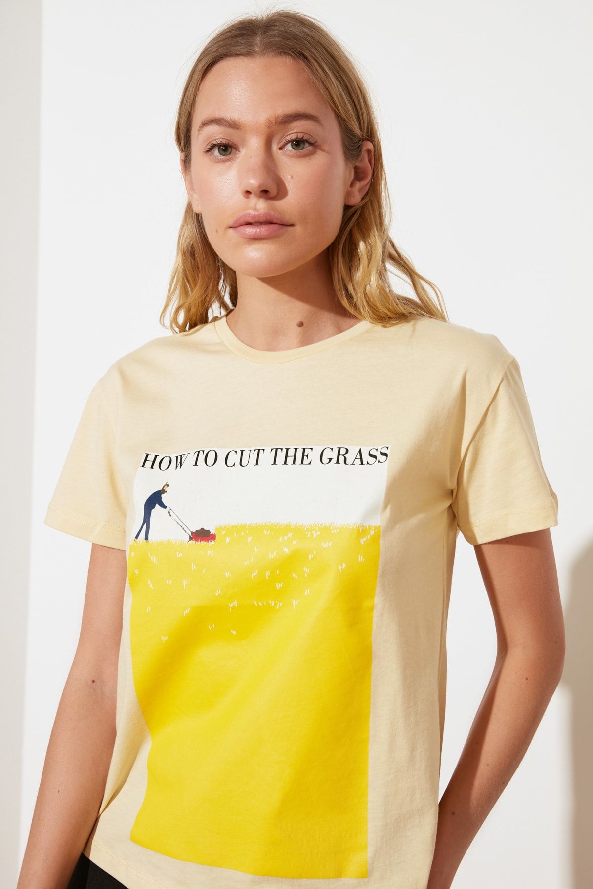 TRENDYOLMİLLA Sarı Semifitted Örme T-Shirt TWOSS21TS2708