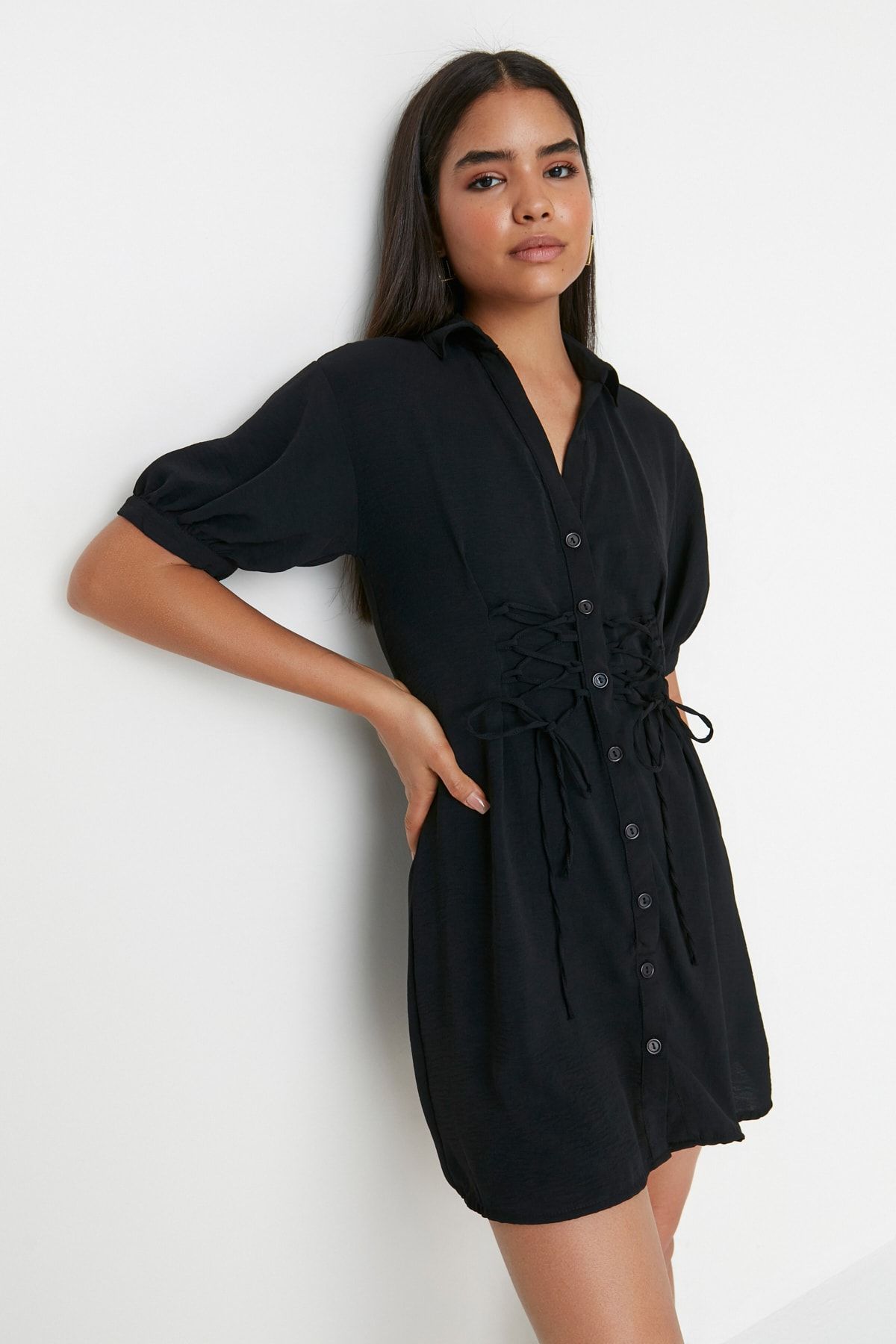 TRENDYOLMİLLA Siyah Bağlama Detaylı Mini Dokuma Gömlek Elbise TWOSS22EL00426