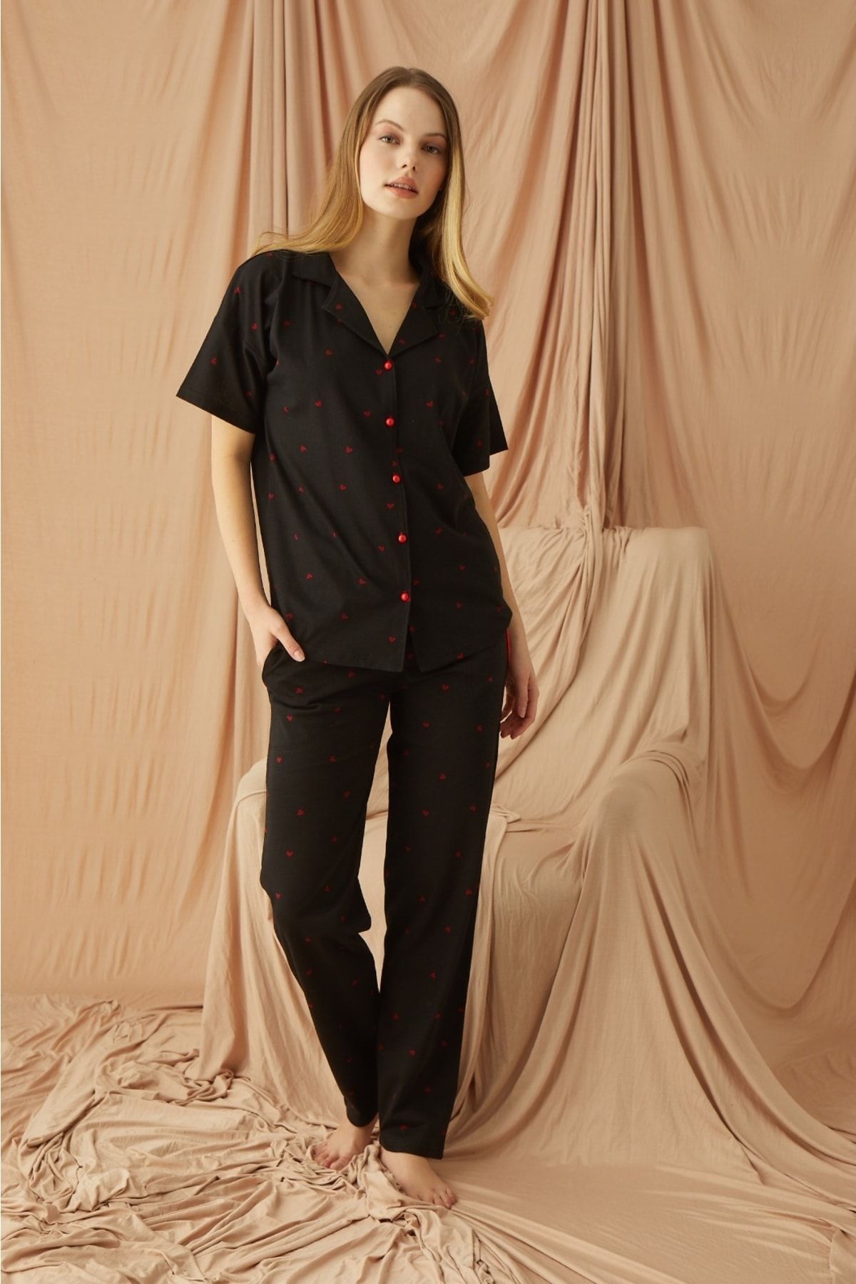makkash Kadın Pamuklu Siyah Önden Düğmeli Kalp Detaylı Kısa Kollu Pijama Takımı