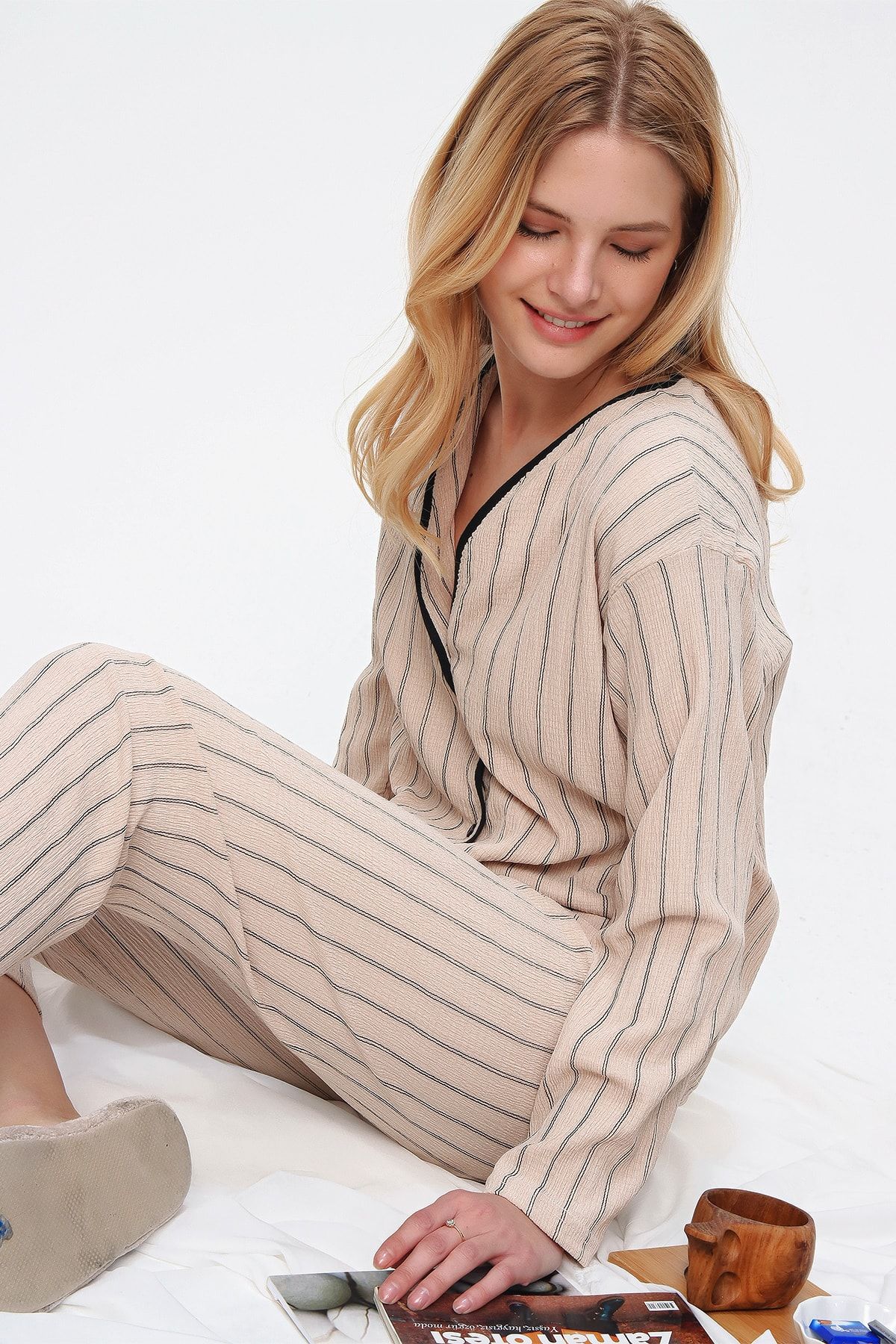 Trend Alaçatı Stili Kadın Bej Gömlek Yaka Çizgili Pijama Takım ALC-X5544