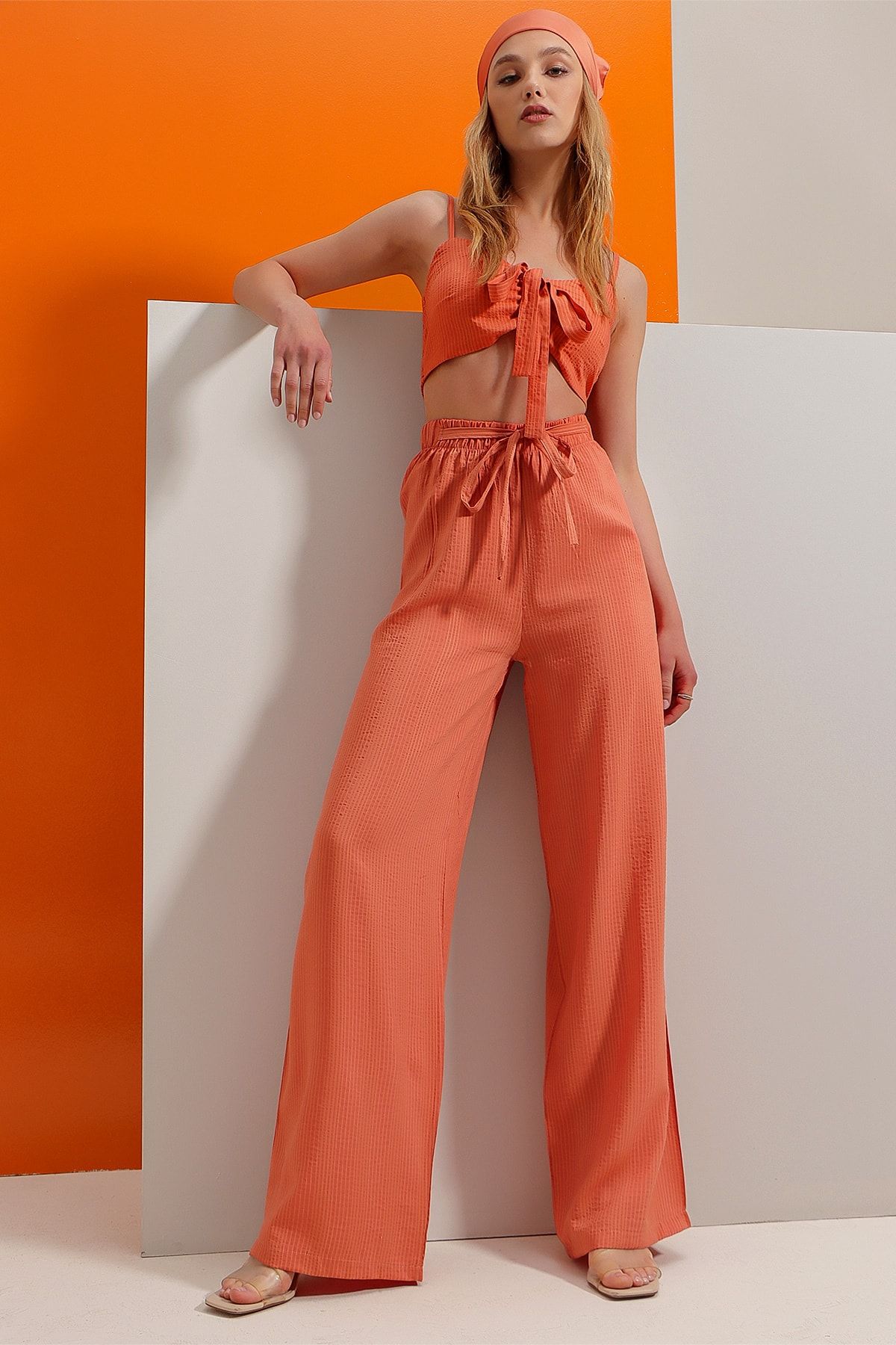 Trend Alaçatı Stili Kadın Turuncu Ayarlanabilir İp Askılı Crop Bluz Ve Çizgili Palazzo Pantolon Takım ALC-X8616