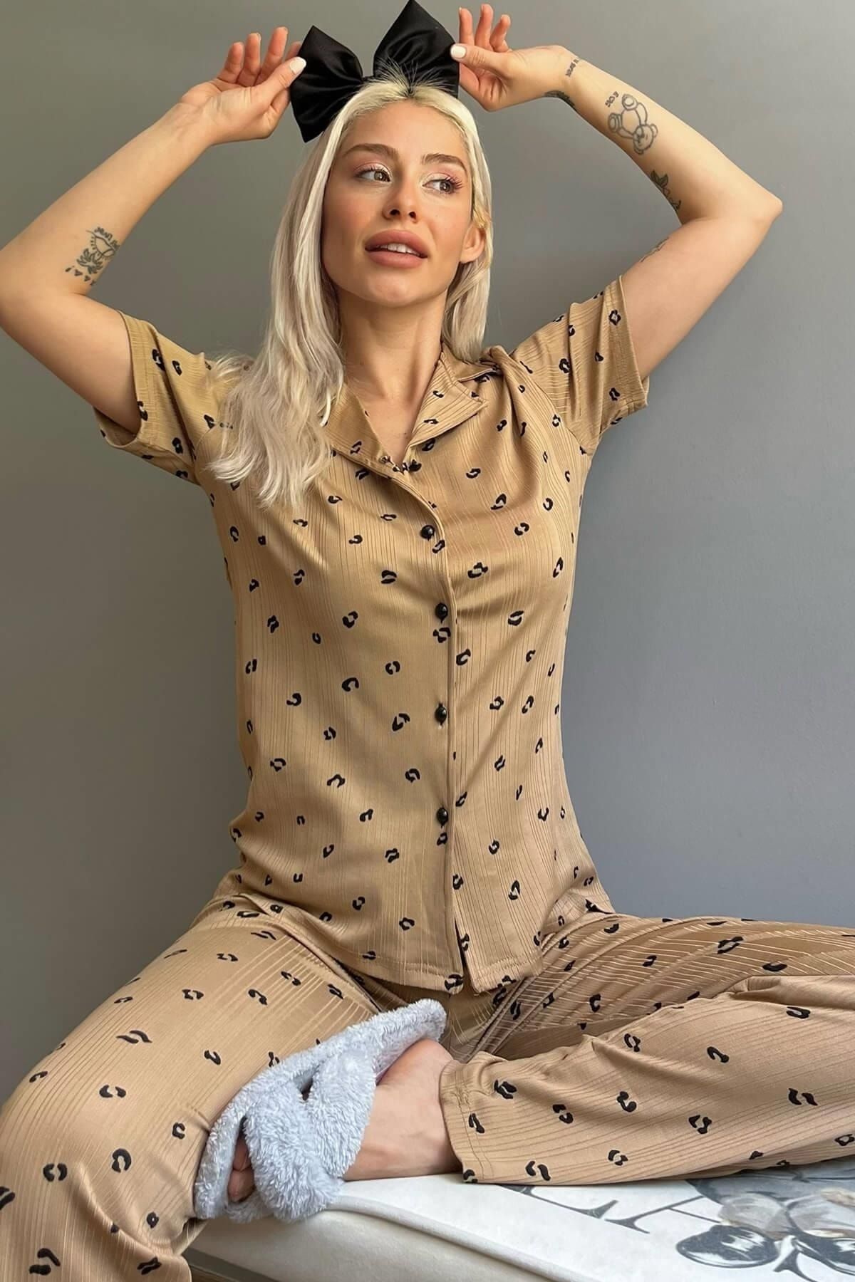 Pijamaevi Kahve Kisses Örme Önden Düğmeli Kısa Kol Kadın Pijama Takımı