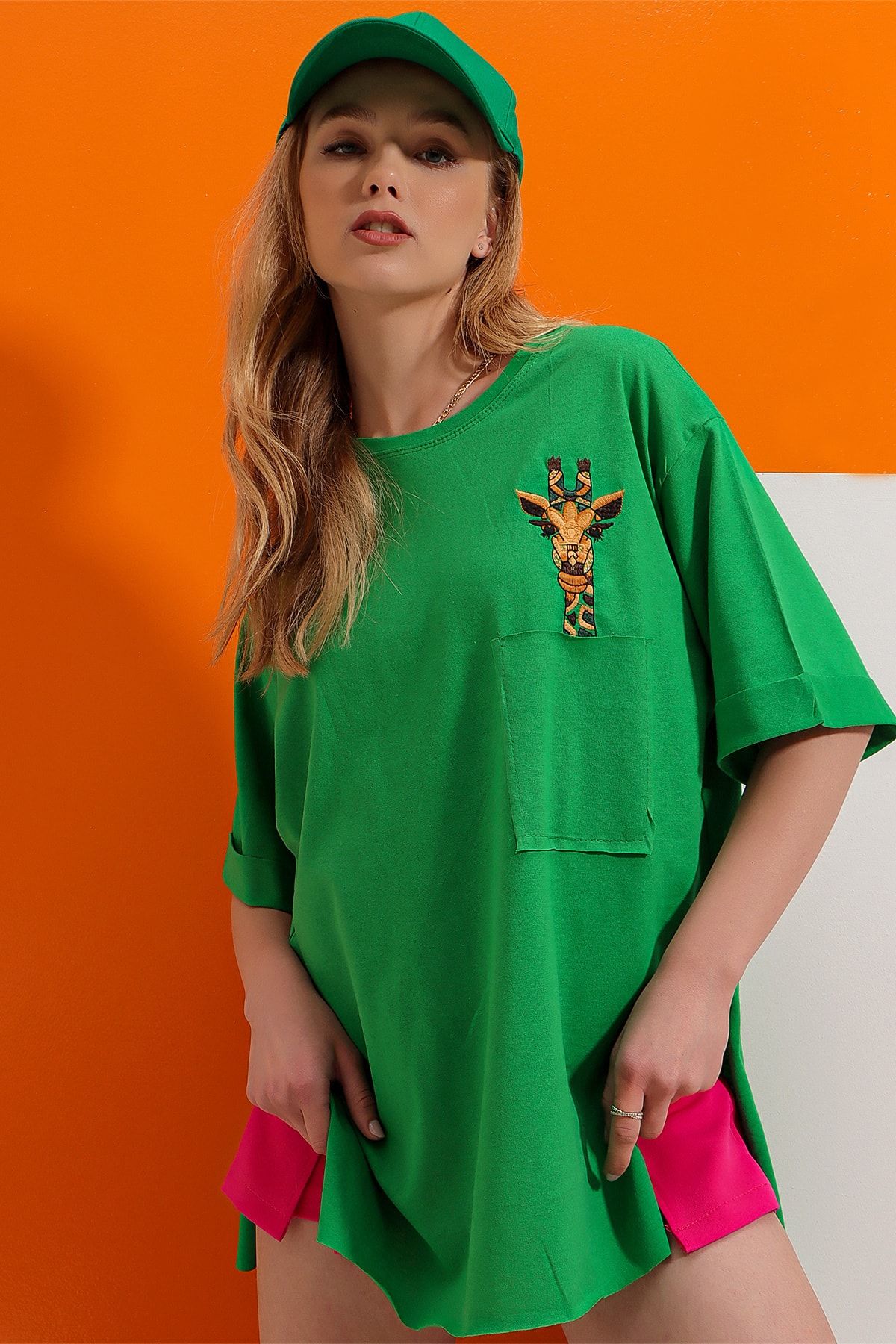 Trend Alaçatı Stili Kadın Yeşil Bisiklet Yaka Zürafa Nakış İşlemeli Duble Kol Lazer Kesim Oversize T-Shirt ALC-X8475