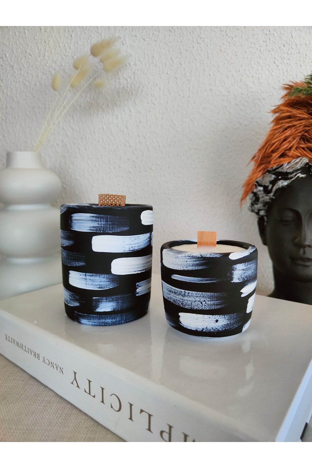 SillageCandle Dekoratif %100 Soya Wax Sandal & Amber Kokulu Bambu Fitilli Aromaterapi Mum Siyah Beyaz Set 2'li