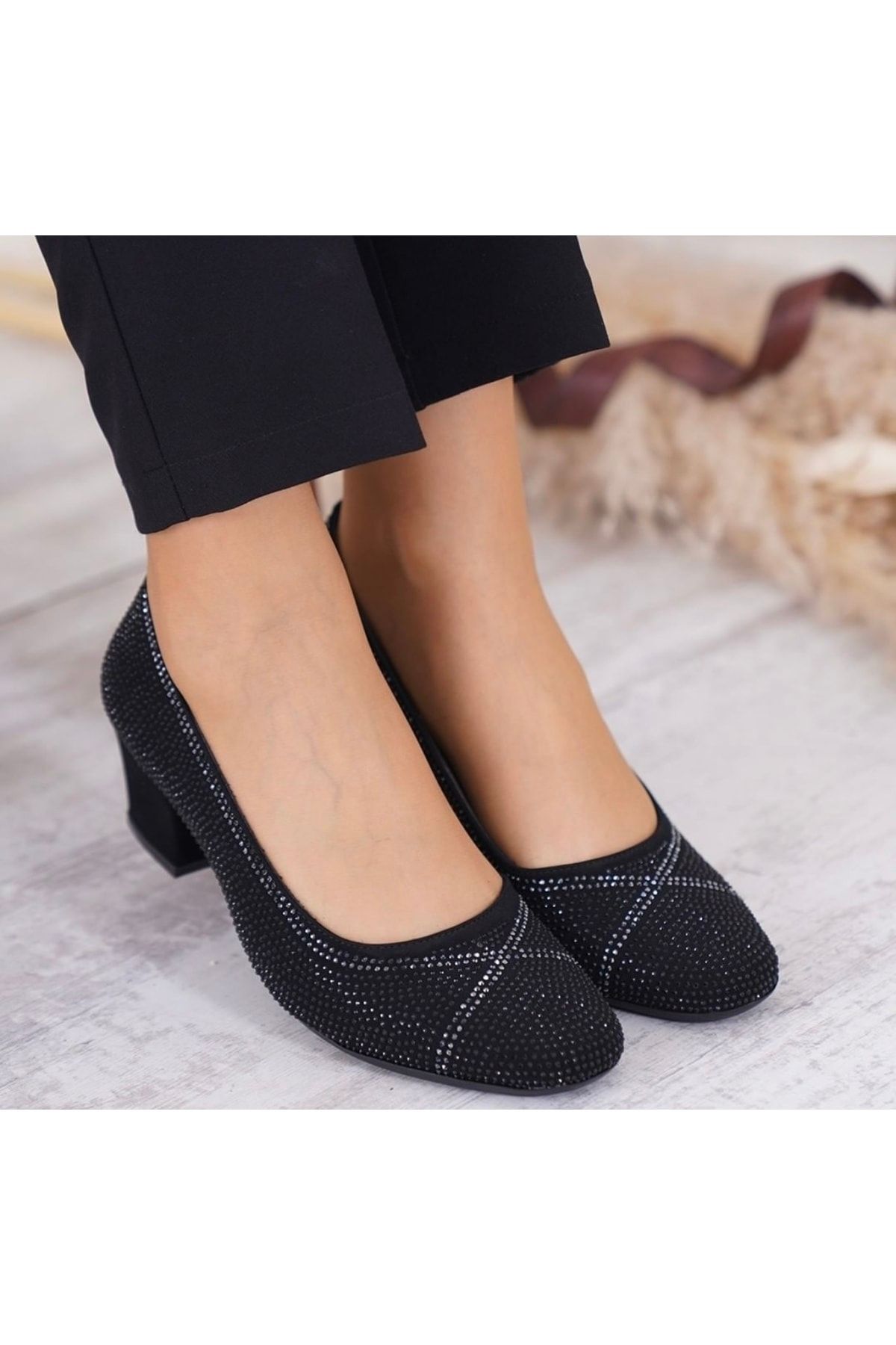 Anıl Ayakkabı Nr 8679 Kadın Siyah Taşlı Küt Geniş Taş Işlemeli Detay Kalın Topuklu Kadın Ayakkabı 5cm