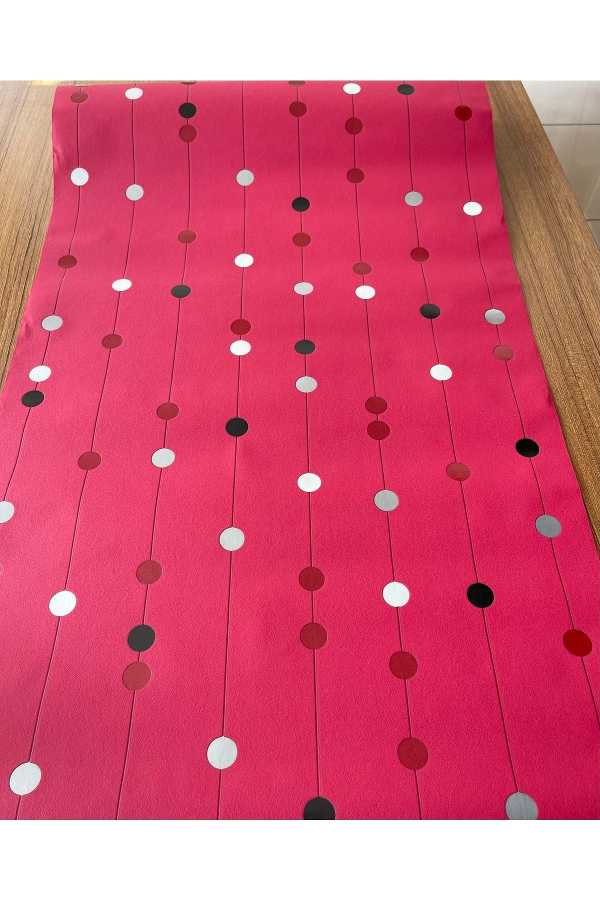 BAŞYAPI DİZAYN Kırmızı Zemin Üzeri Renkli Çizgili Vinly Ithal Duvar Kağıdı (5m²)