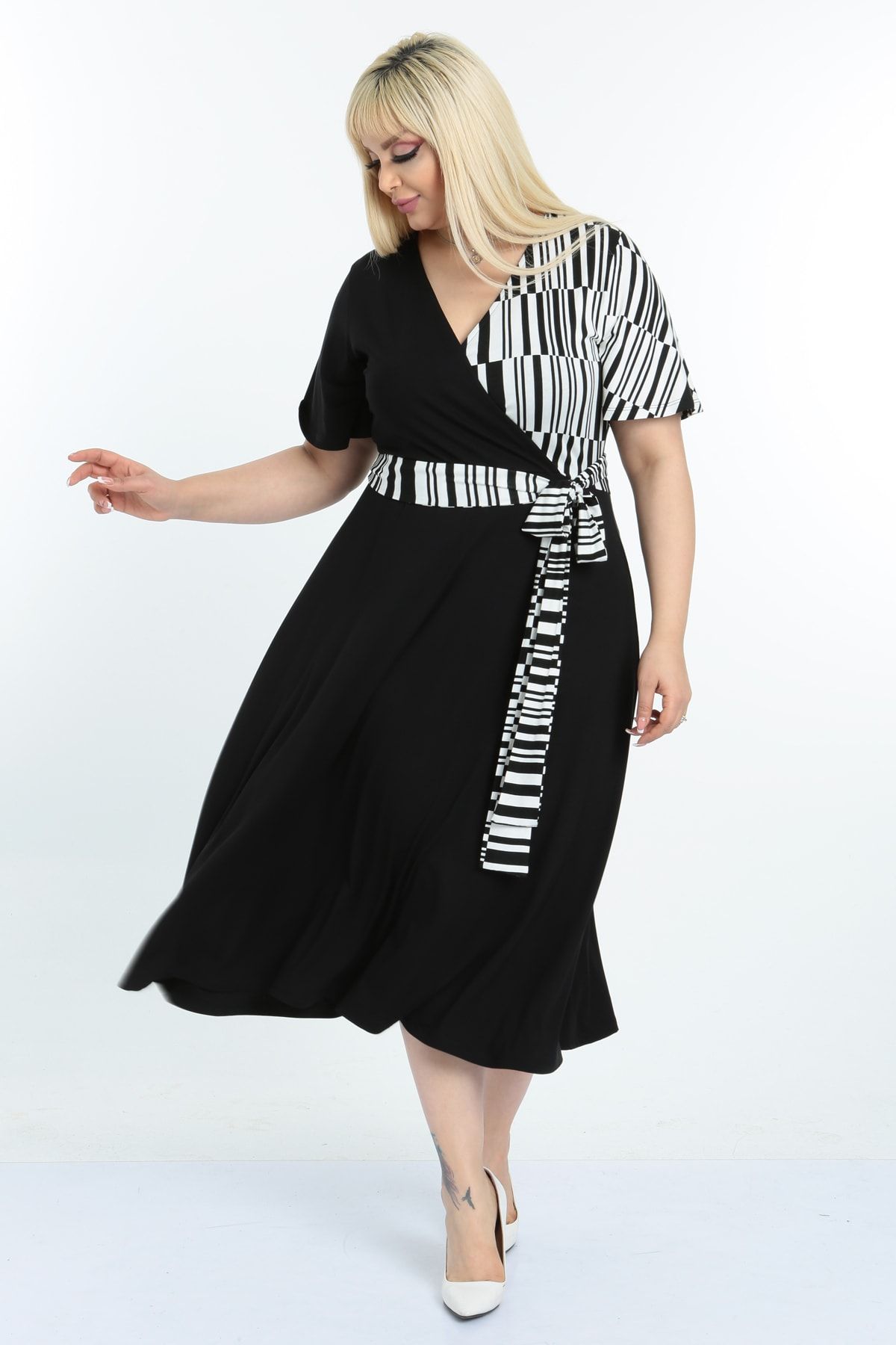 Mooi XXL Kadın Siyah Beyaz Çizgi Desenli Kruvaze Yaka Büyük Beden Elbise