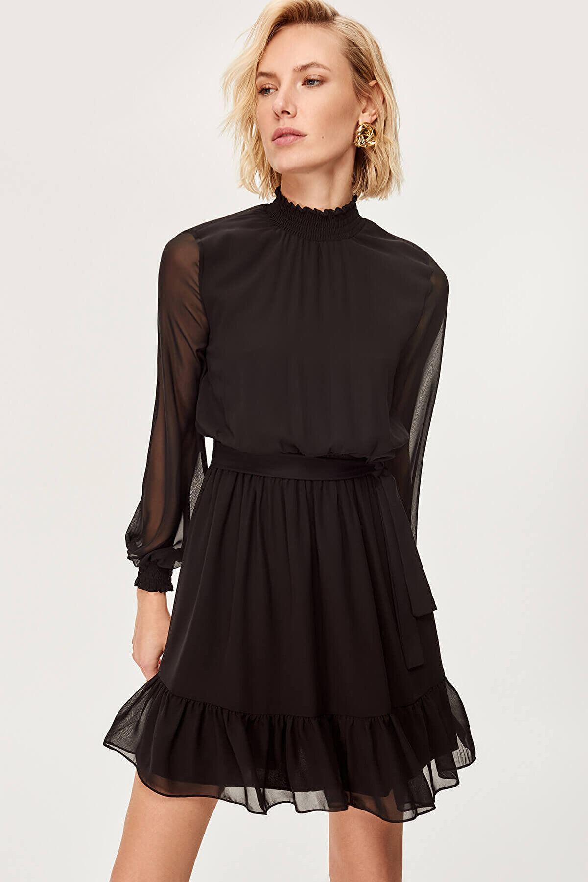 TRENDYOLMİLLA Siyah Eteği Fırfırlı Elbise TOFAW19FG0203