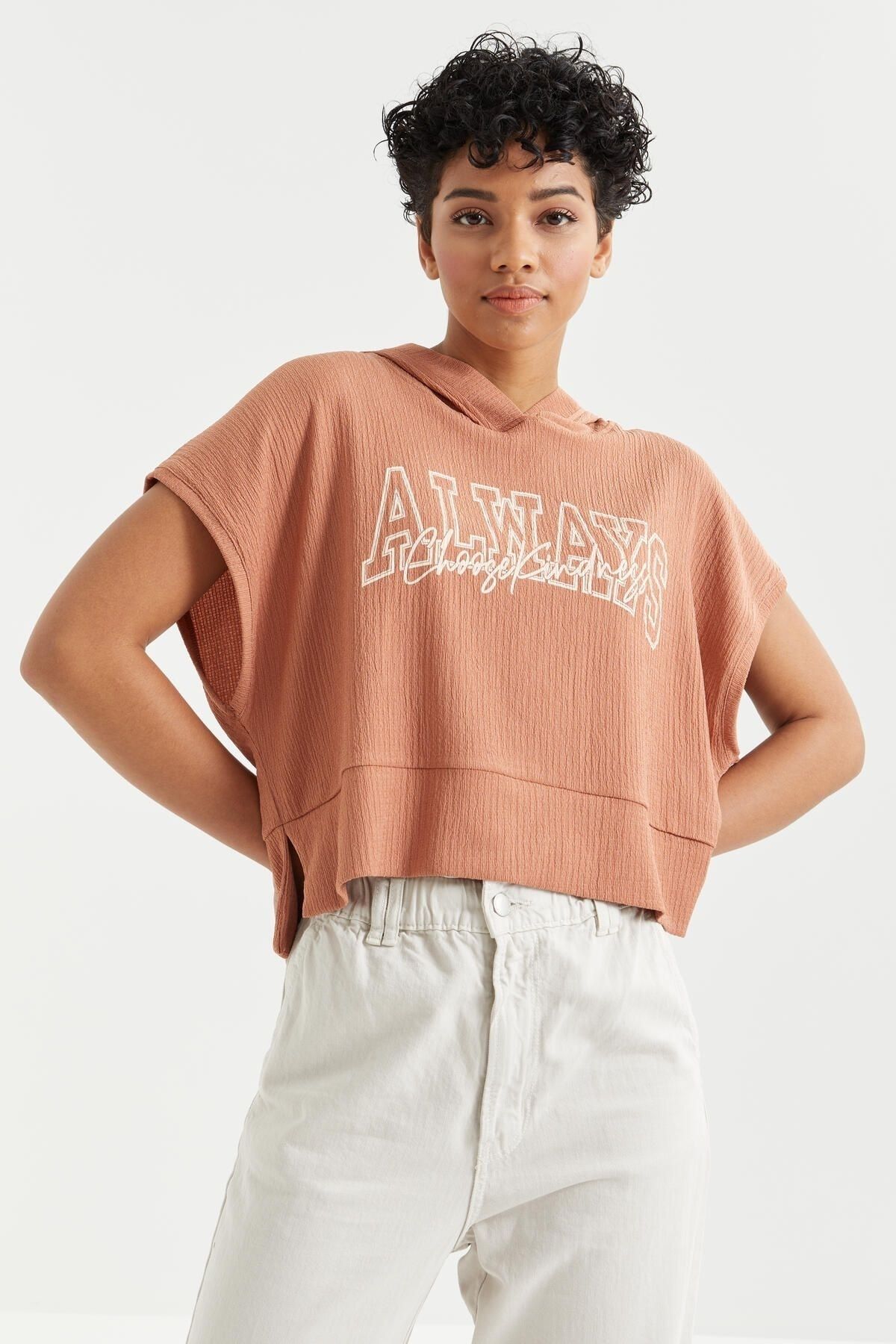 TOMMY LIFE Tarçın Yazı Baskılı Kapüşonlu Oversize Bürümcük Kumaş Kadın Crop Top T-shirt - 97229
